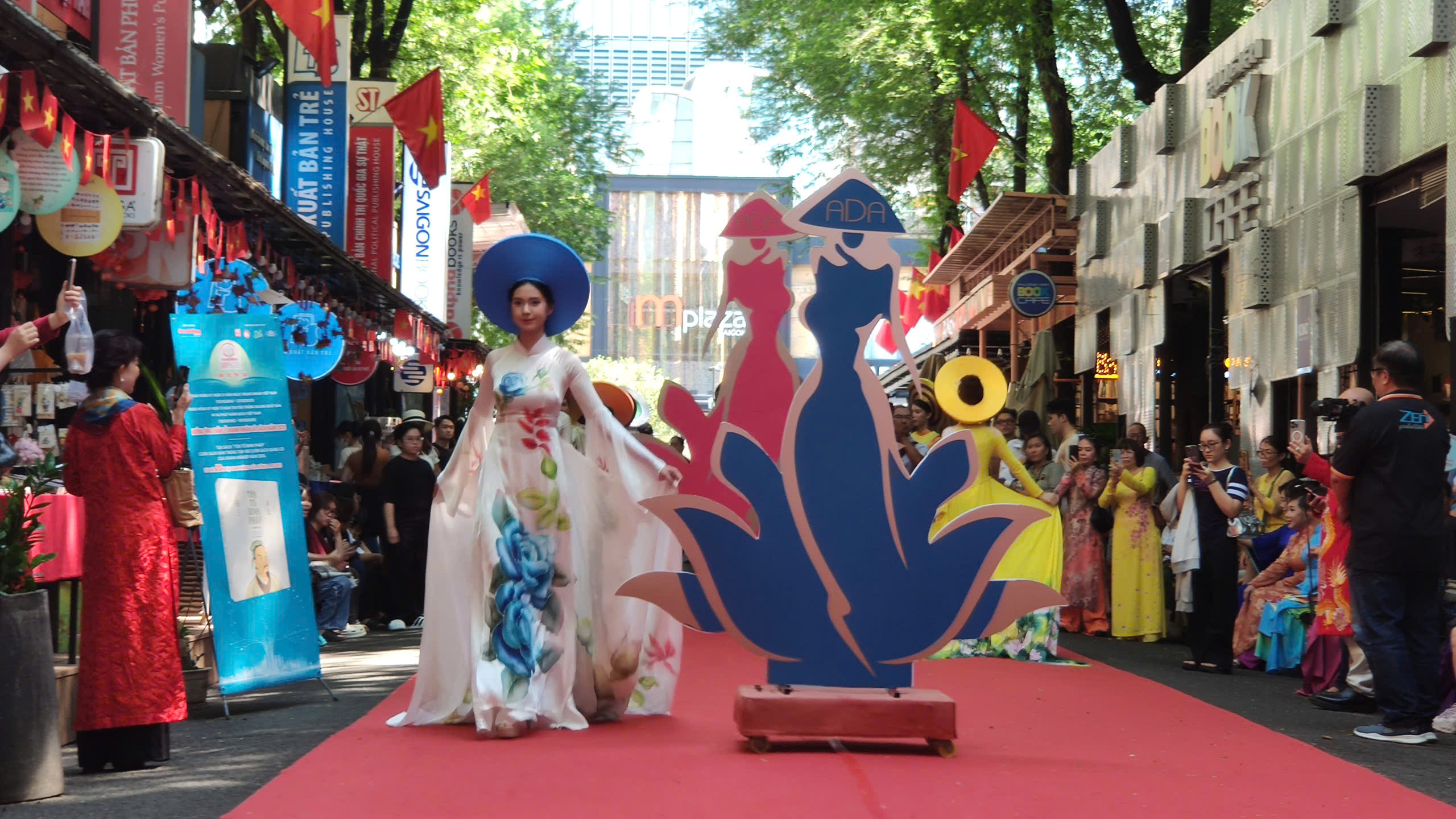 Ng&agrave;y hội Văn h&oacute;a &Aacute;o d&agrave;i TP HCM lần thứ 1-2025: &Aacute;o d&agrave;i - hơi thở của th&agrave;nh phố - Ảnh 9.
