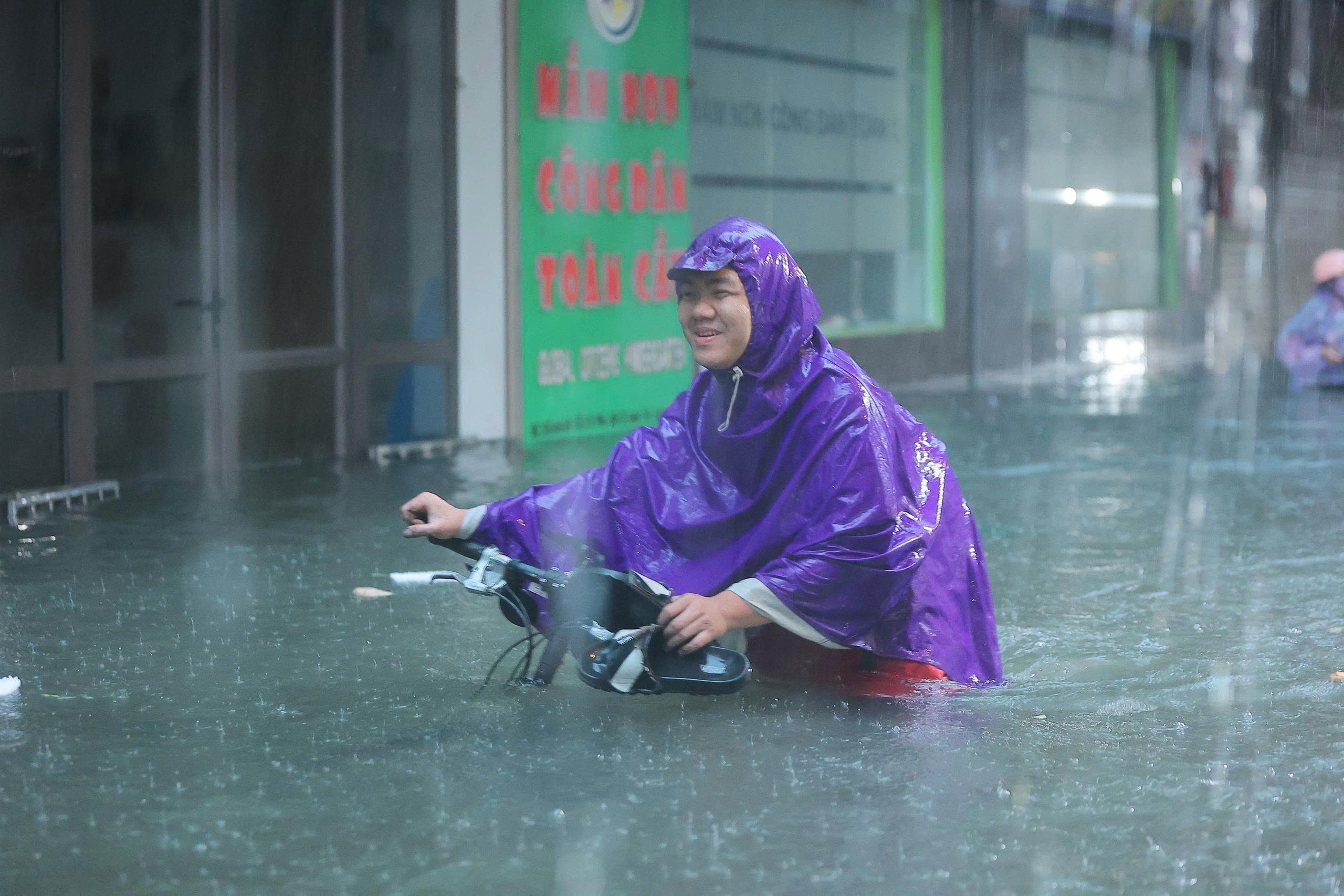 H&agrave; Nội vẫn c&ograve;n nhiều điểm ngập &uacute;ng sau cơn b&atilde;o số 10 - Ảnh 1.