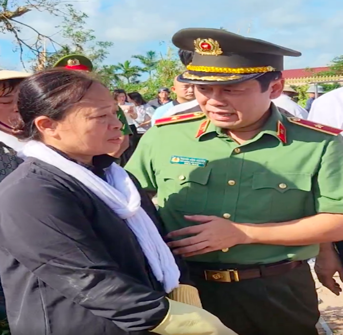 Bộ Công an tặng 24 căn nhà cho người dân mất nhà vì bão Bualoi - Ảnh 1.