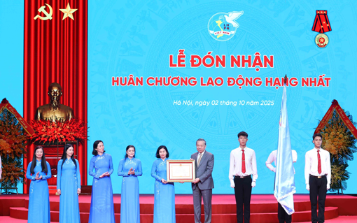 Tôn vinh những bông hoa đẹp trong vườn hoa thi đua