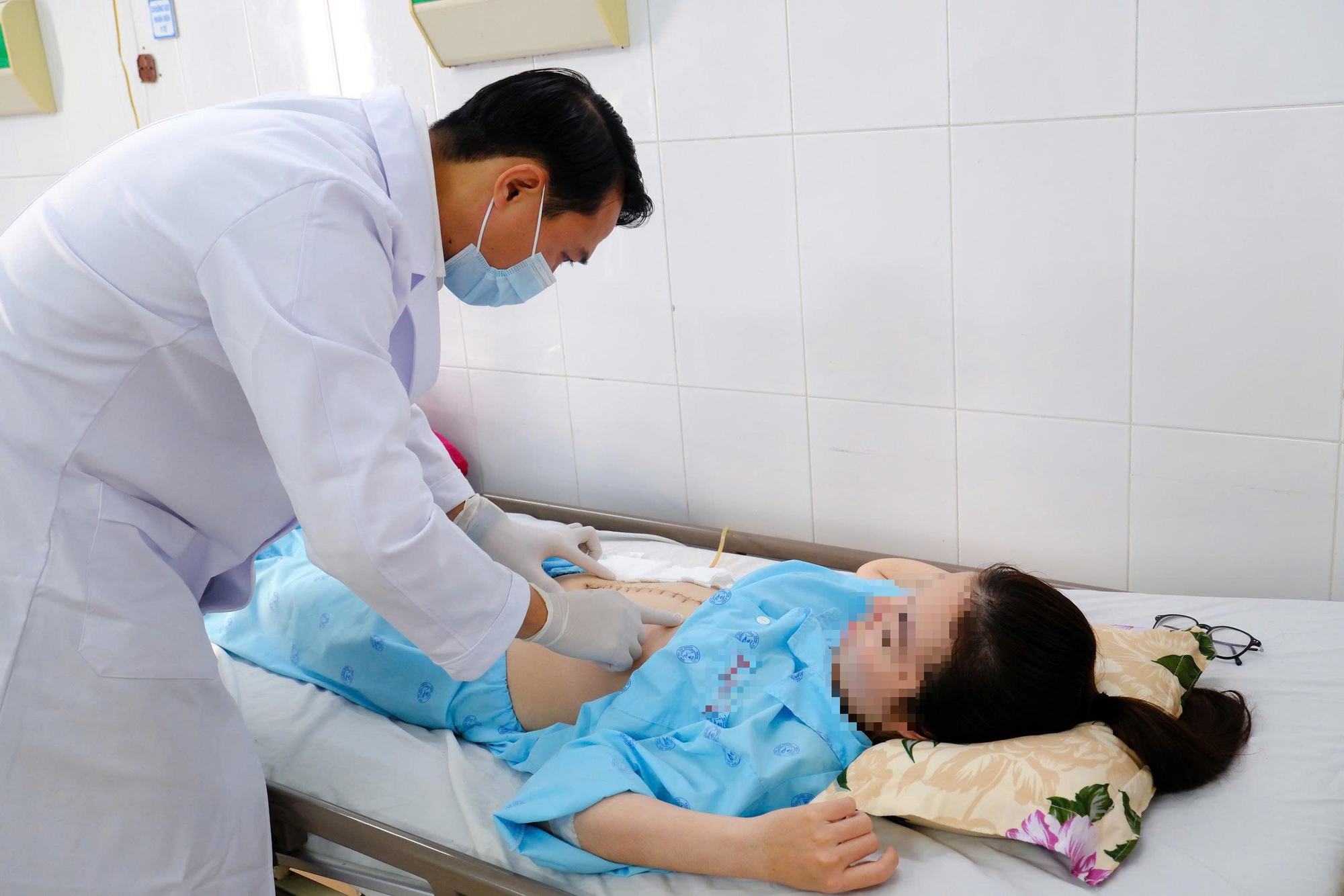 C&ocirc; g&aacute;i trẻ đi kh&aacute;m tổng qu&aacute;t, b&aacute;c sĩ ph&aacute;t hiện điều bất ngờ - Ảnh 1.