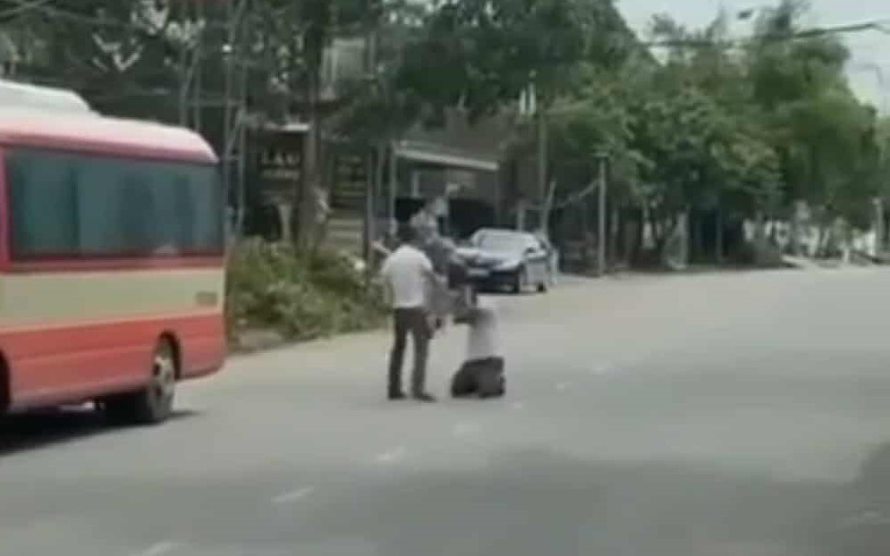 Tạm giữ đối tượng bắt tài xế xe buýt quỳ lạy giữa đường van xin rồi đánh đập