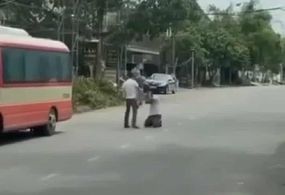 VIDEO: T&agrave;i xế xe bu&yacute;t quỳ lạy giữa đường vẫn bị người đ&agrave;n &ocirc;ng đ&aacute;nh li&ecirc;n tiếp - Ảnh 1.