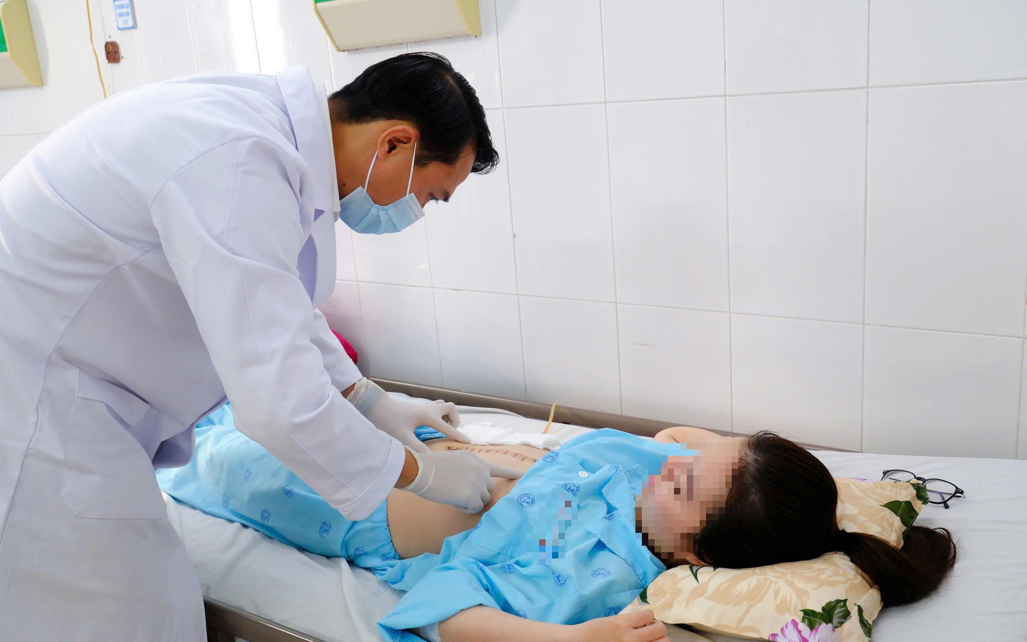Cô gái trẻ đi khám tổng quát, bác sĩ phát hiện điều bất ngờ trong bụng
