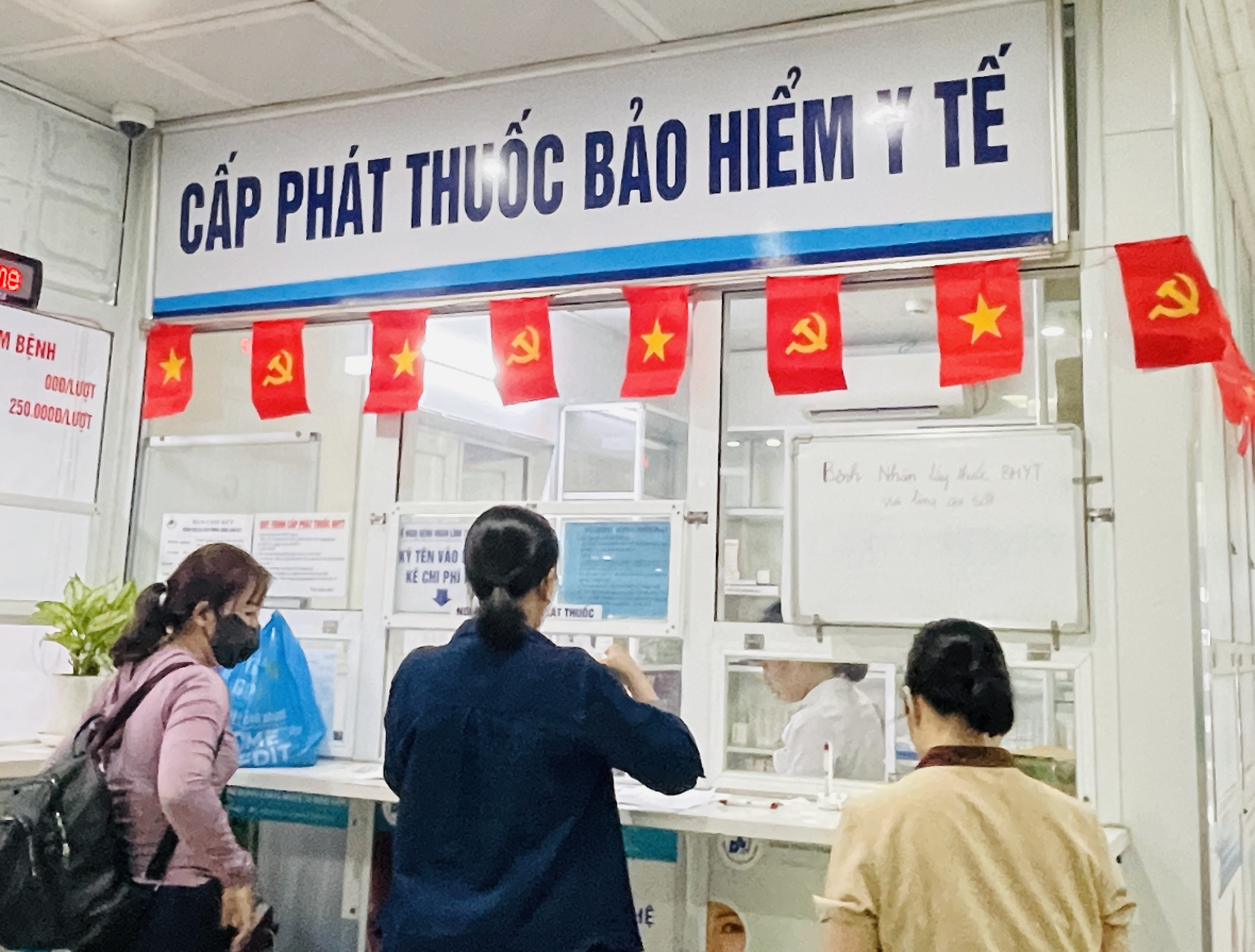 Bộ trưởng Bộ Y tế n&oacute;i g&igrave; về bất cập chuyển tuyến, thuốc BHYT? - Ảnh 1.