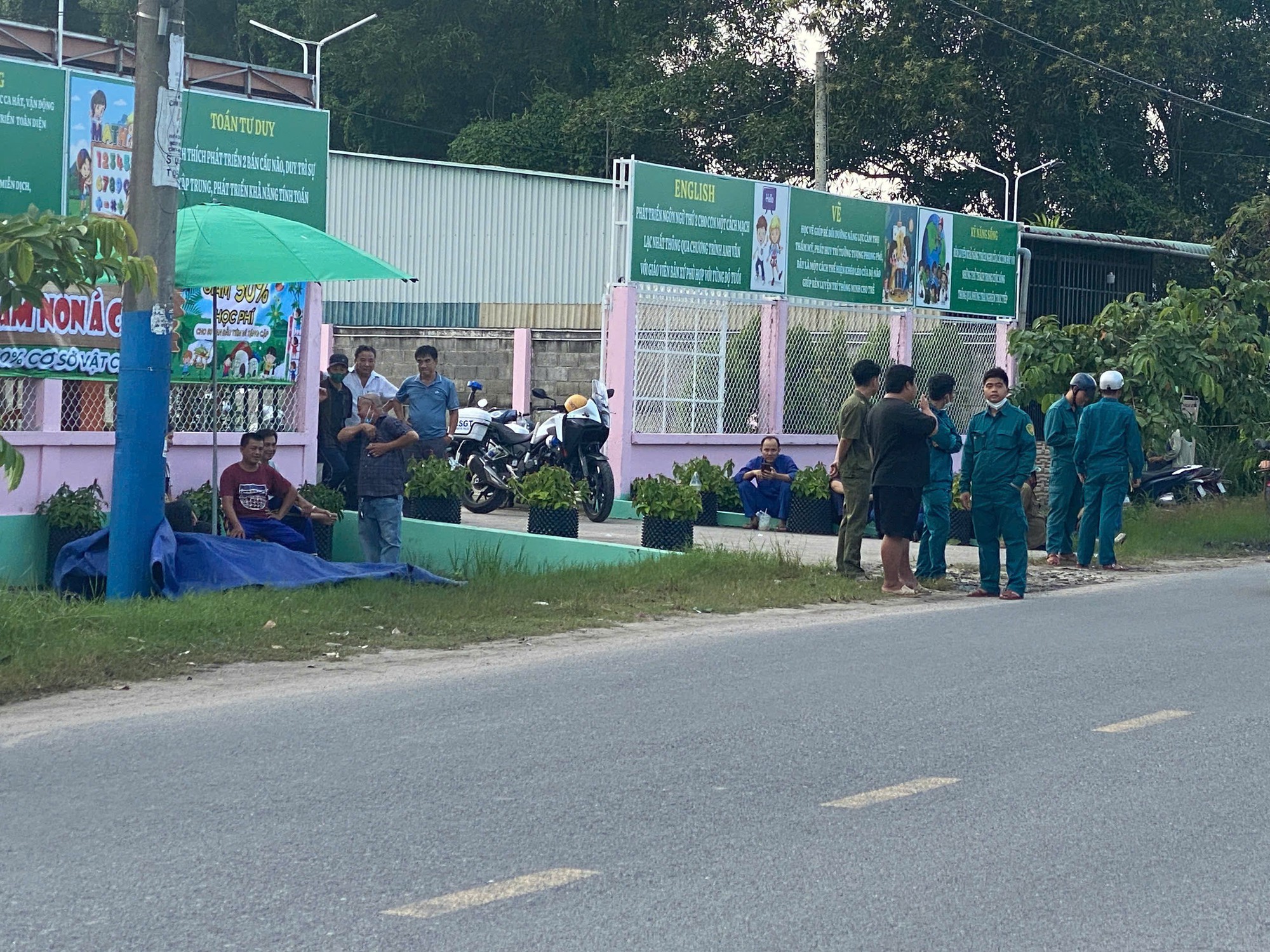 Hiện trường vụ người phụ nữ t&ocirc;ng cột điện tử vong ở TP HCM- Ảnh 1.