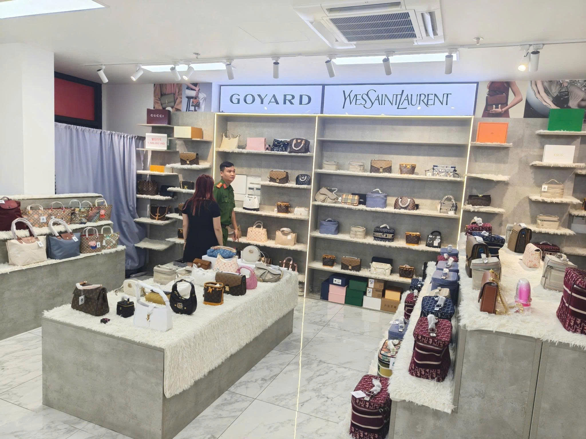 Lật tẩy b&iacute; mật sau những cửa h&agrave;ng thời trang quanh chợ H&agrave;n - Ảnh 1.