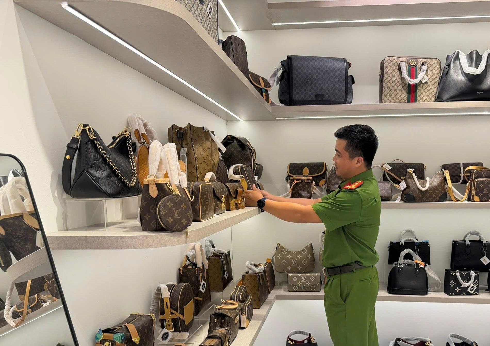 Lật tẩy b&iacute; mật sau những cửa h&agrave;ng thời trang quanh chợ H&agrave;n - Ảnh 2.