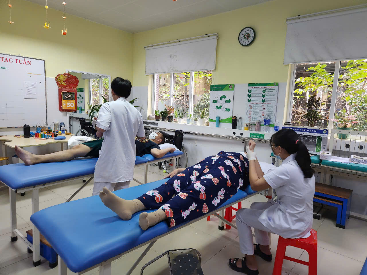 Ban đầu chỉ với 2 bác sĩ đến nay một đơn vị đột quỵ tại bệnh viện tuyến cơ sở đạt chuẩn bạch kim - Ảnh 2.