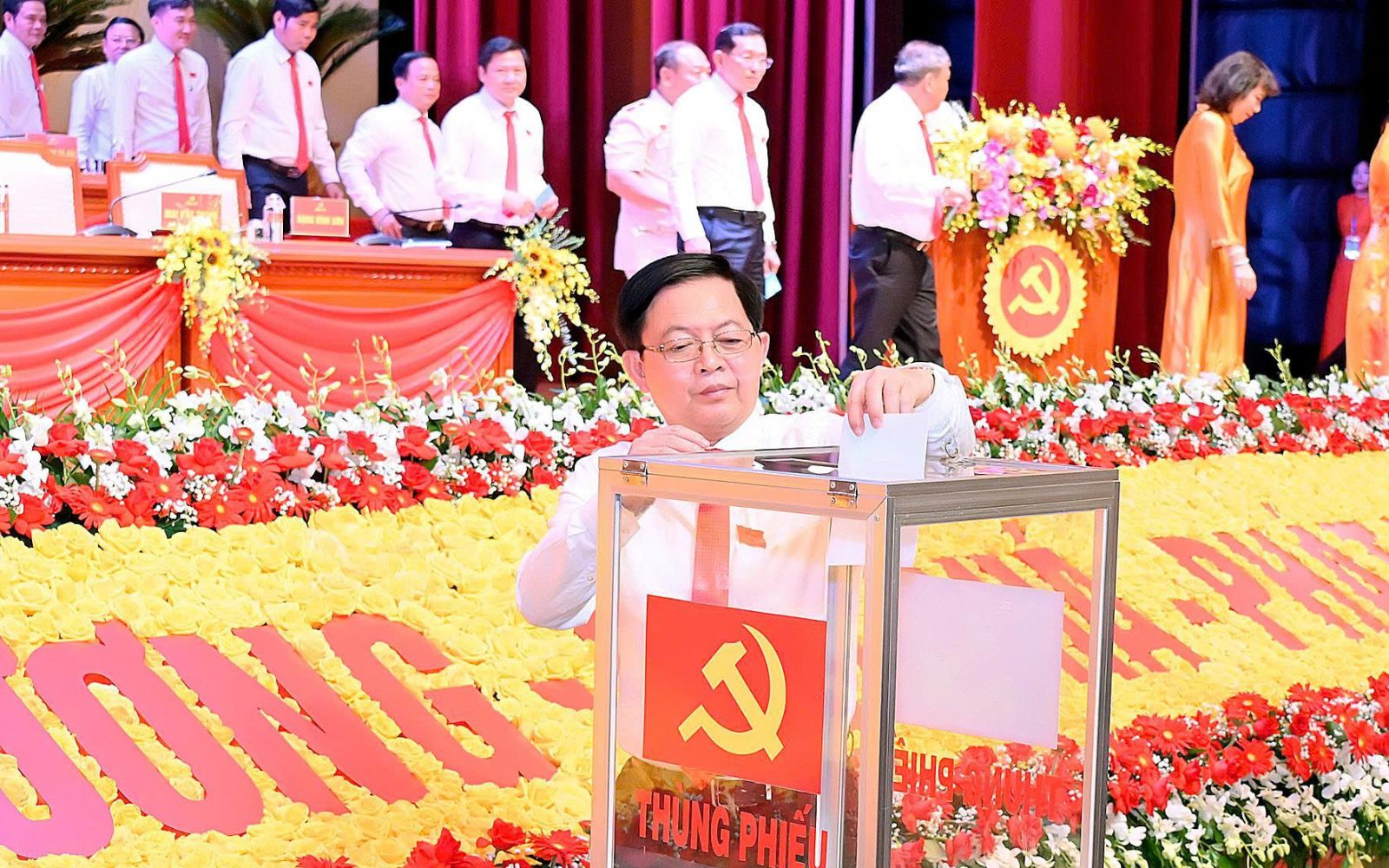 Đại biểu dự Đại hội Đảng bộ tỉnh Gia Lai quyên góp ủng hộ đồng bào vùng lũ