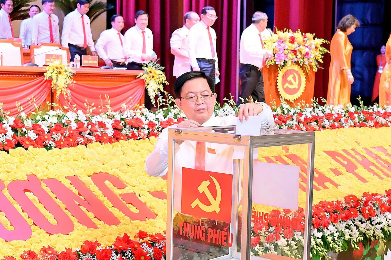 Đại biểu dự Đại hội Đảng bộ tỉnh Gia Lai quy&ecirc;n g&oacute;p ủng hộ đồng b&agrave;o v&ugrave;ng lũ - Ảnh 2.
