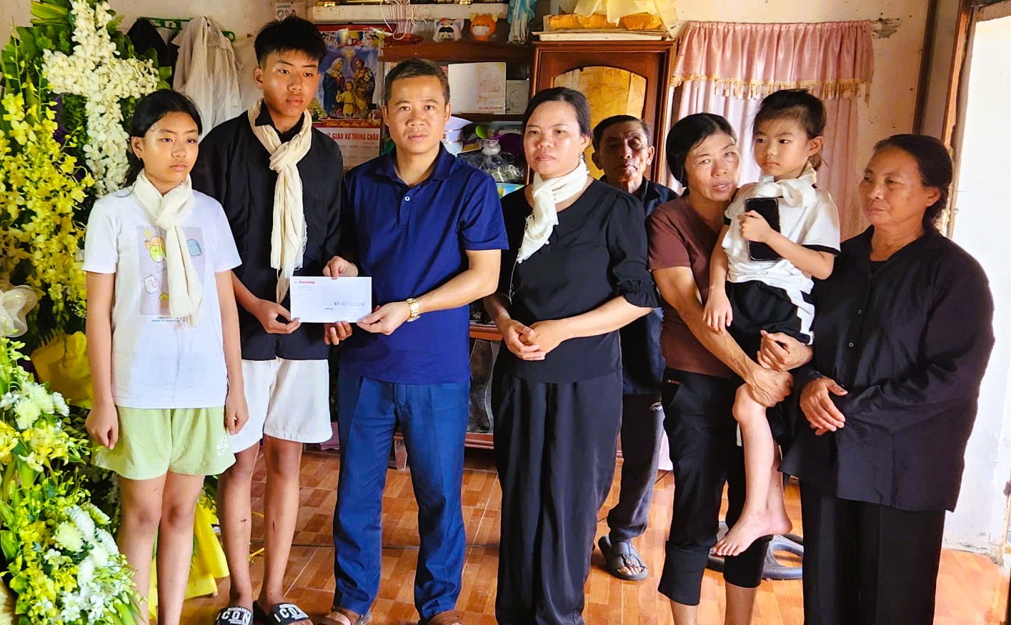 B&aacute;o Người Lao Động trao 70 triệu đồng tới gia đ&igrave;nh c&aacute;c nạn nh&acirc;n trận lốc xo&aacute;y ở Ninh B&igrave;nh- Ảnh 11.