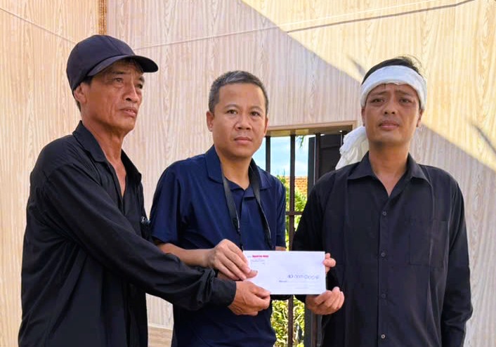 B&aacute;o Người Lao Động trao 70 triệu đồng tới gia đ&igrave;nh c&aacute;c nạn nh&acirc;n trận lốc xo&aacute;y ở Ninh B&igrave;nh- Ảnh 7.