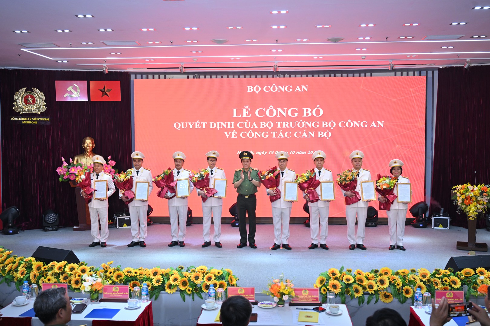 Lãnh đạo MobiFone vào biên chế Công an nhân dân: Bước ngoặt mới trong sự nghiệp - Ảnh 1.