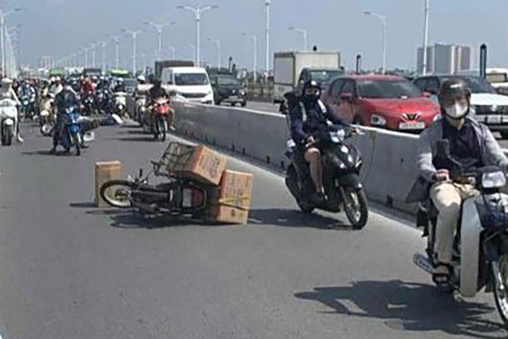 Thực hư shipper g&acirc;y tai nạn rồi nhảy cầu tự tử - Ảnh 1.