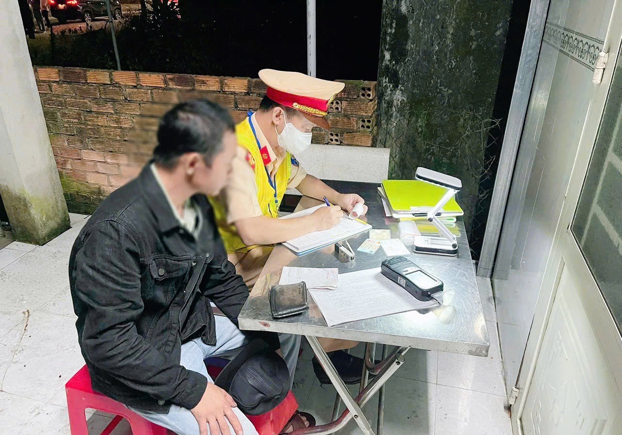 H&agrave;ng loạt trường hợp vi phạm nồng độ cồn bị xử l&yacute; - Ảnh 2.