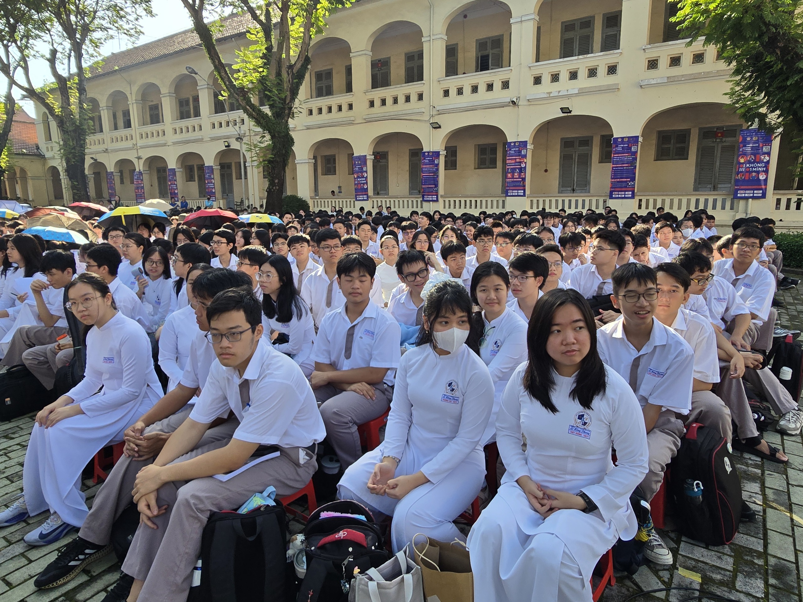C&ocirc;ng an TP HCM khởi động chiến dịch "Kh&ocirc;ng một m&igrave;nh" tại Trường THPT Chuy&ecirc;n L&ecirc; Hồng Phong - Ảnh 1.