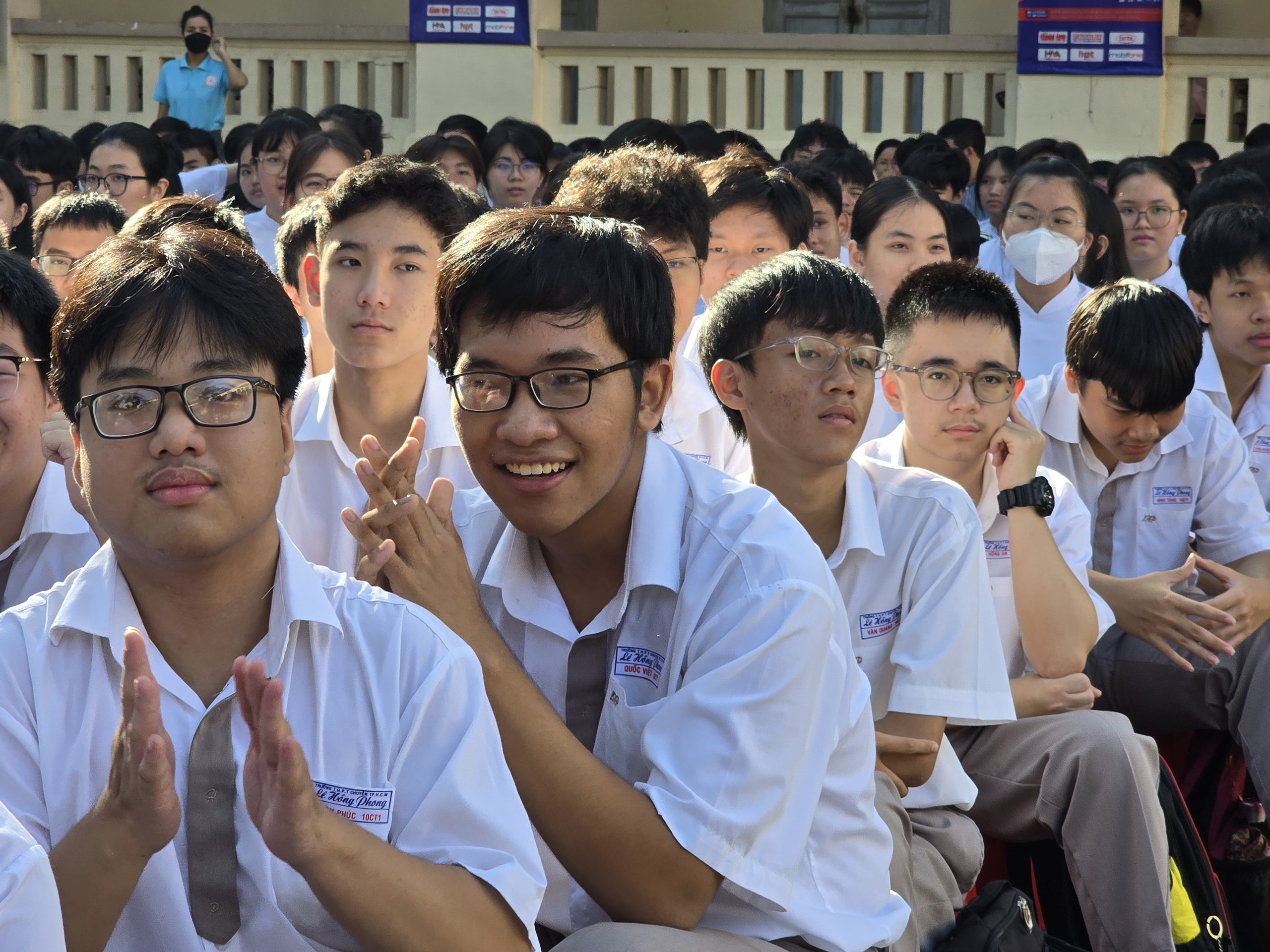 C&ocirc;ng an TP HCM khởi động chiến dịch "Kh&ocirc;ng một m&igrave;nh" tại Trường THPT Chuy&ecirc;n L&ecirc; Hồng Phong - Ảnh 2.