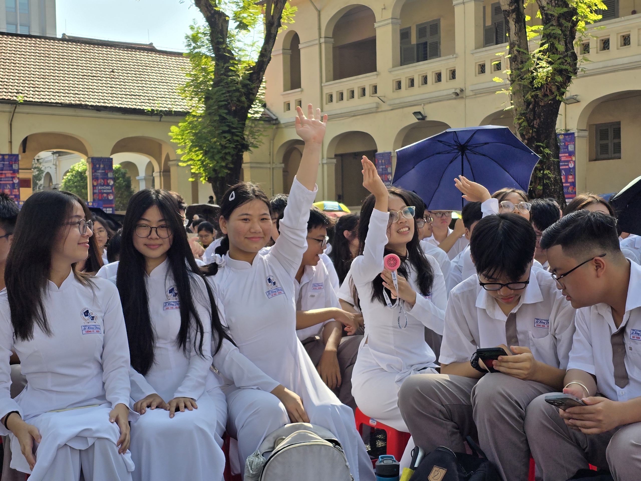C&ocirc;ng an TP HCM khởi động chiến dịch "Kh&ocirc;ng một m&igrave;nh" tại Trường THPT Chuy&ecirc;n L&ecirc; Hồng Phong - Ảnh 5.