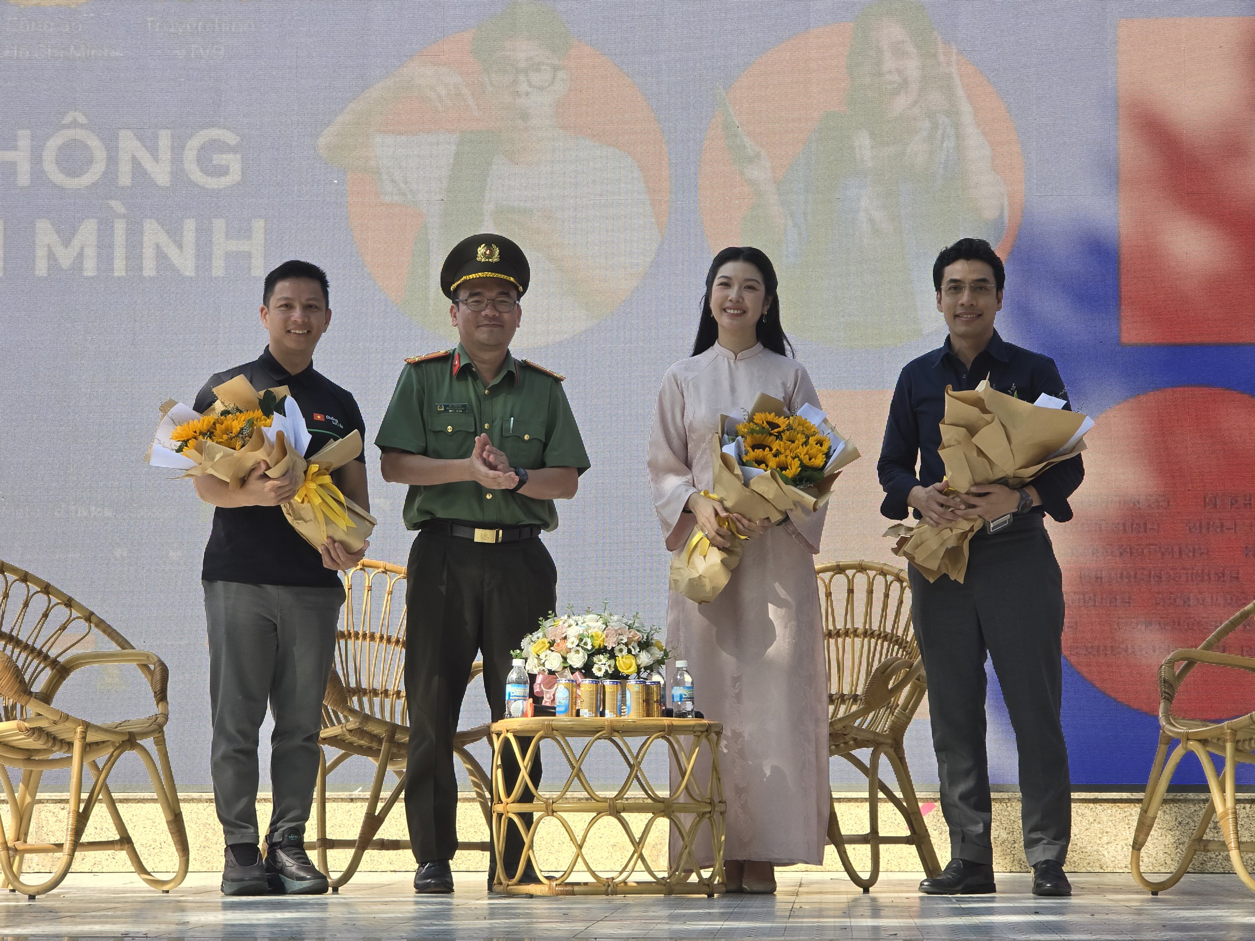 C&ocirc;ng an TP HCM khởi động chiến dịch "Kh&ocirc;ng một m&igrave;nh" tại Trường THPT Chuy&ecirc;n L&ecirc; Hồng Phong - Ảnh 4.