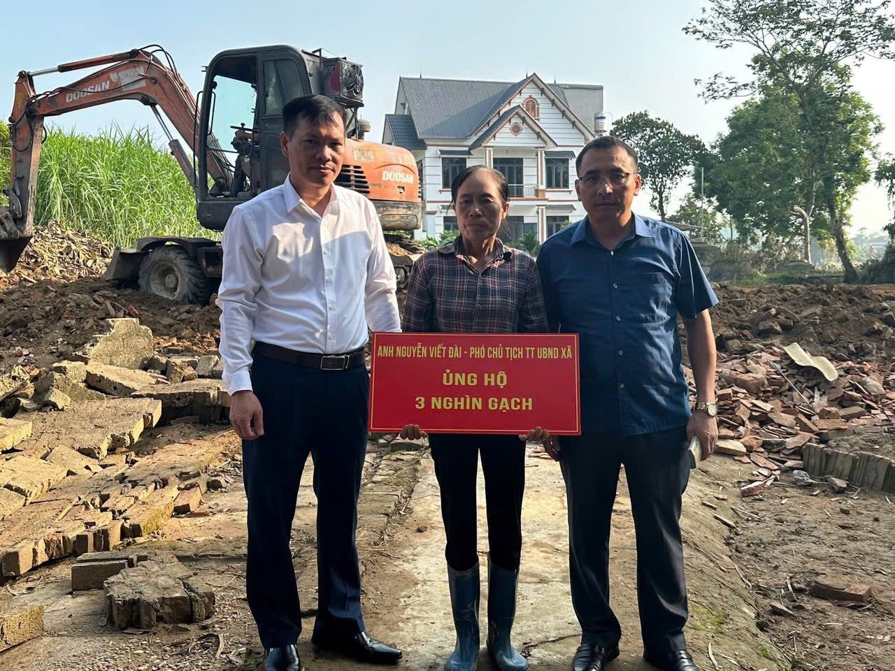 X&acirc;y nh&agrave; cho b&agrave; Trương Thị Hoạt - người phụ nữ đơn th&acirc;n, ngh&egrave;o khổ bị lũ cuốn tr&ocirc;i hết nh&agrave;, t&agrave;i sản - Ảnh 7.