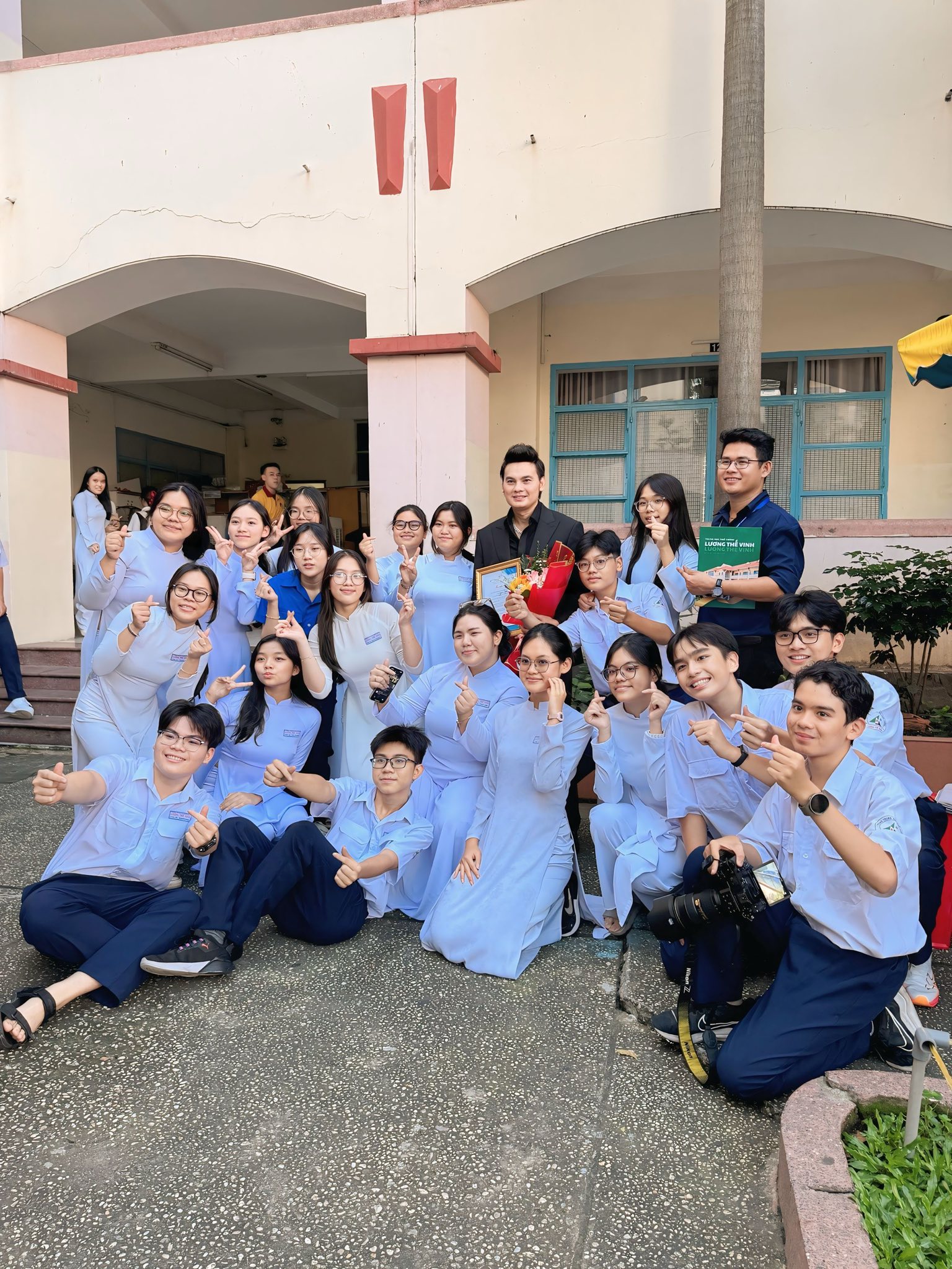 NSƯT Kim Tiểu Long ch&agrave;o mừng ng&agrave;y Phụ Nữ Việt Nam tại Trường THPT Lương Thế Vinh - Ảnh 2.