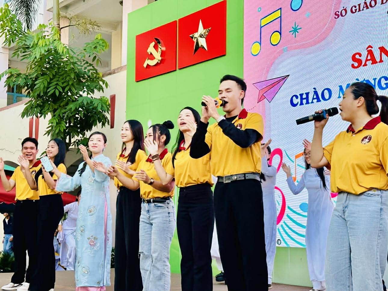 NSƯT Kim Tiểu Long ch&agrave;o mừng ng&agrave;y Phụ Nữ Việt Nam tại Trường THPT Lương Thế Vinh - Ảnh 7.