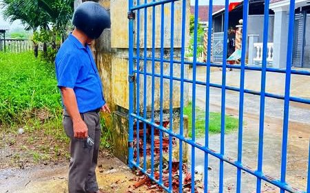 Sét đánh vỡ cổng trường học ở Quảng Ngãi