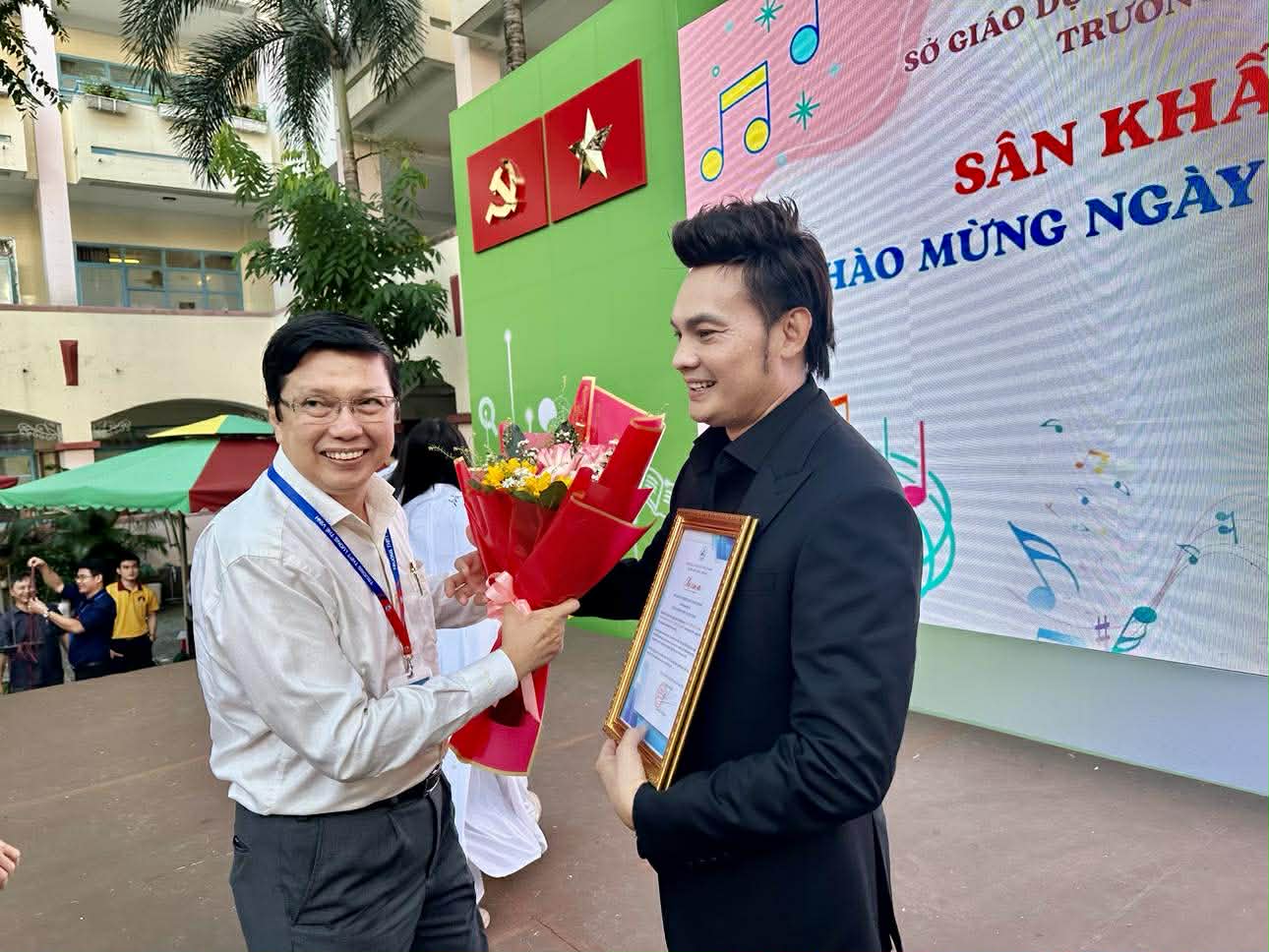 NSƯT Kim Tiểu Long ch&agrave;o mừng ng&agrave;y Phụ Nữ Việt Nam tại Trường THPT Lương Thế Vinh - Ảnh 6.