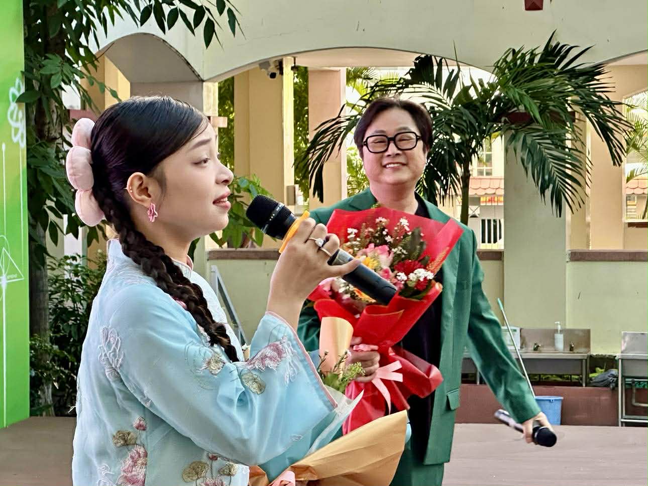 NSƯT Kim Tiểu Long ch&agrave;o mừng ng&agrave;y Phụ Nữ Việt Nam tại Trường THPT Lương Thế Vinh - Ảnh 4.