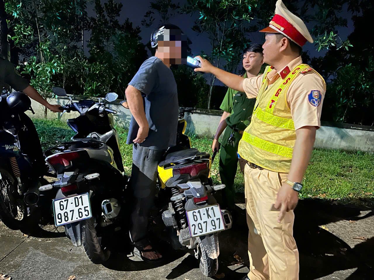 10 ng&agrave;y ra qu&acirc;n, C&ocirc;ng an TP HCM xử phạt hơn 5.000 "ma men", kh&ocirc;ng c&oacute; v&ugrave;ng cấm, kh&ocirc;ng c&oacute; ngoại lệ - Ảnh 1.