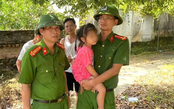 Giải cứu bé gái 4 tuổi bị bố đẻ đe dọa treo cổ lên trần nhà