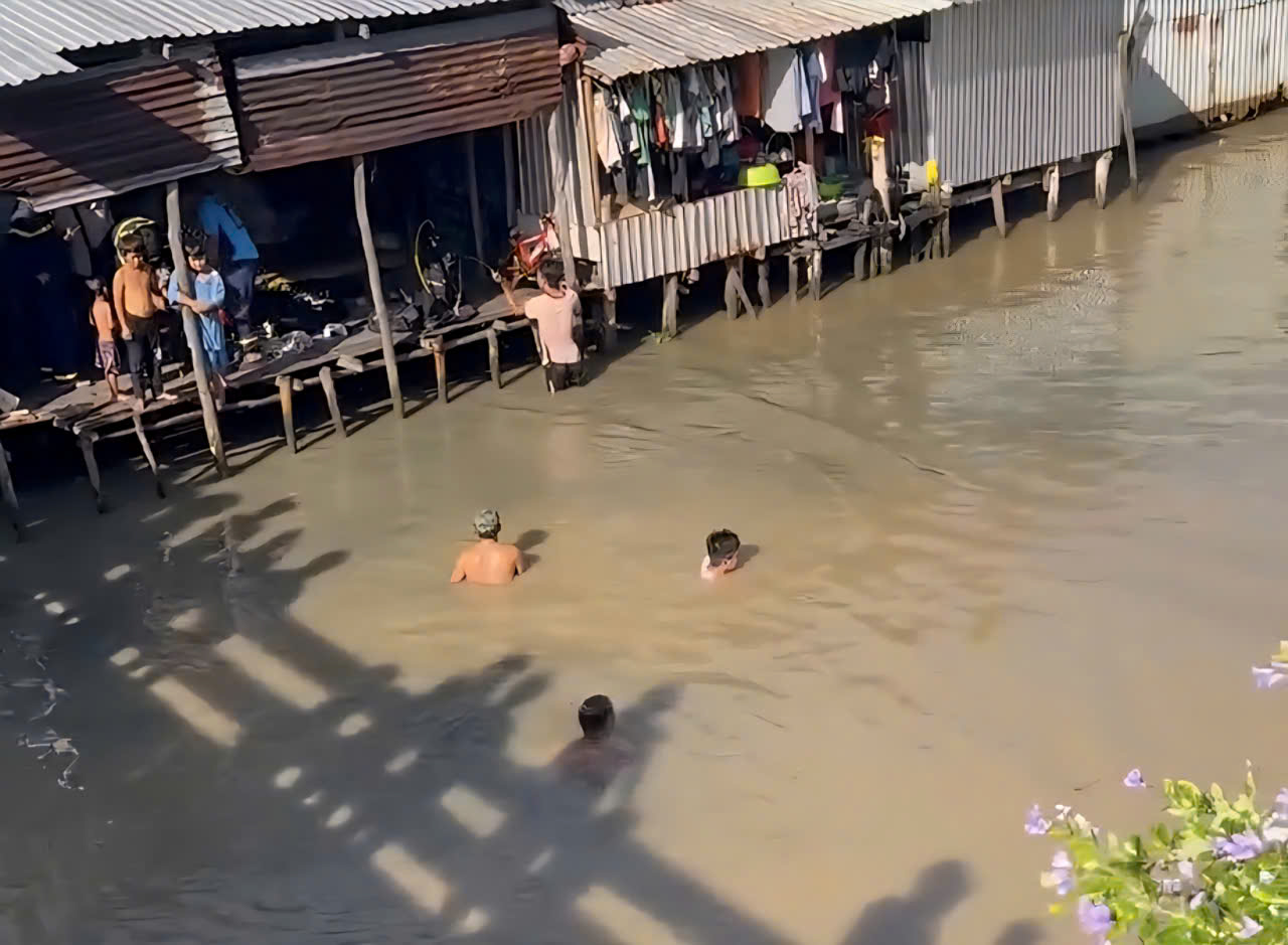 B&eacute; trai 4 th&aacute;ng tuổi nghi rơi xuống s&ocirc;ng mất t&iacute;ch khi đang ngủ ở An Giang - Ảnh 1.