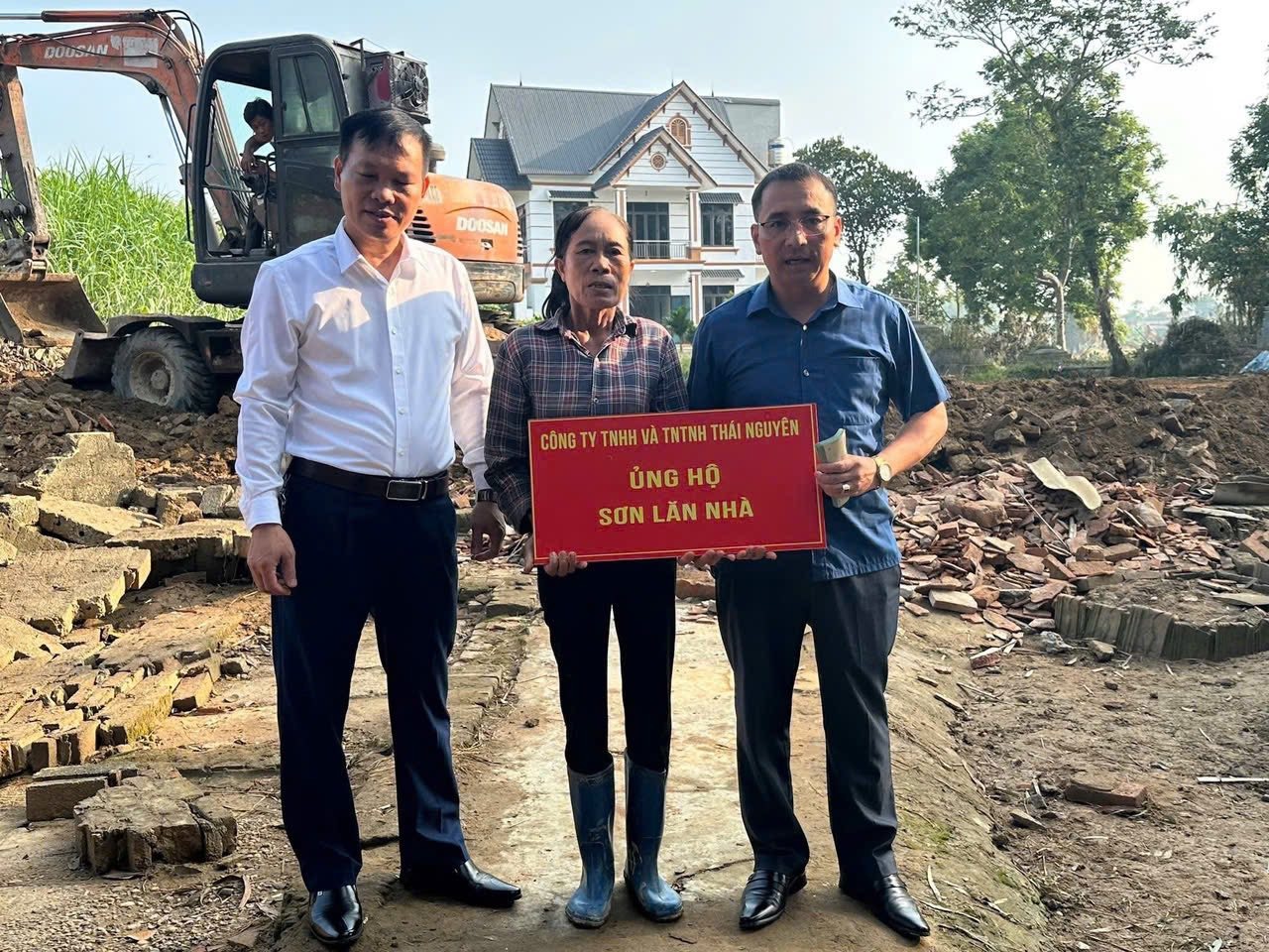 X&acirc;y nh&agrave; cho b&agrave; Trương Thị Hoạt - người phụ nữ đơn th&acirc;n, ngh&egrave;o khổ bị lũ cuốn tr&ocirc;i hết nh&agrave;, t&agrave;i sản - Ảnh 6.