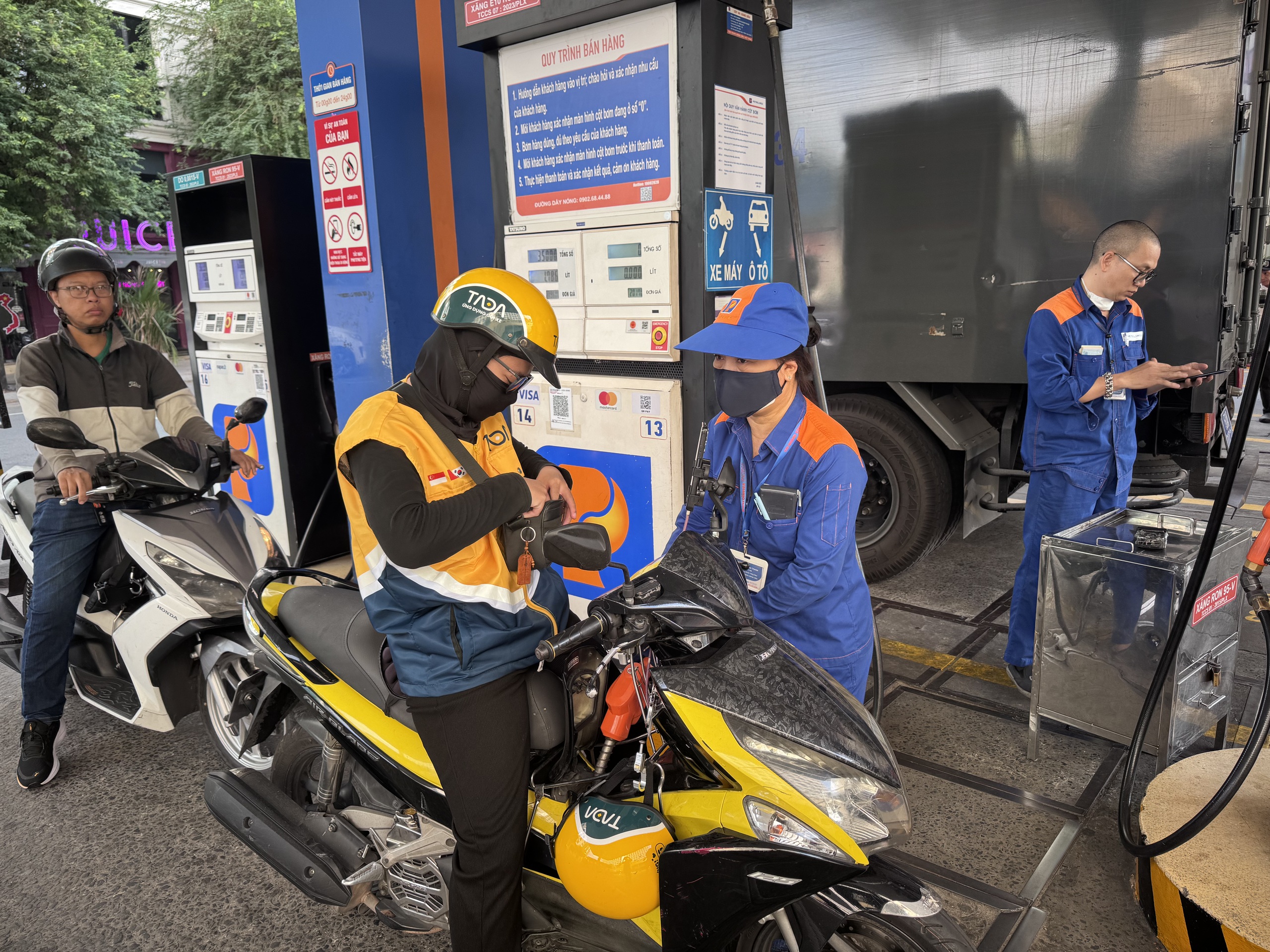 Ứng dụng gọi xe gi&aacute; rẻ g&acirc;y &aacute;p lực l&ecirc;n Grab v&agrave; Be tại TP HCM - Ảnh 1.