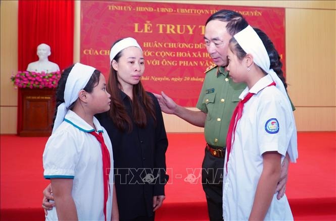 Truy tặng Hu&acirc;n chương Dũng cảm cho &ocirc;ng Phan Văn Th&agrave;nh tại Th&aacute;i Nguy&ecirc;n - Ảnh 2.