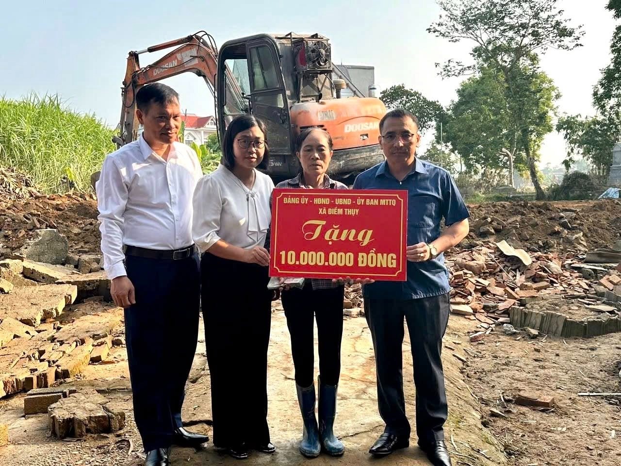 X&acirc;y nh&agrave; cho b&agrave; Trương Thị Hoạt - người phụ nữ đơn th&acirc;n, ngh&egrave;o khổ bị lũ cuốn tr&ocirc;i hết nh&agrave;, t&agrave;i sản - Ảnh 1.