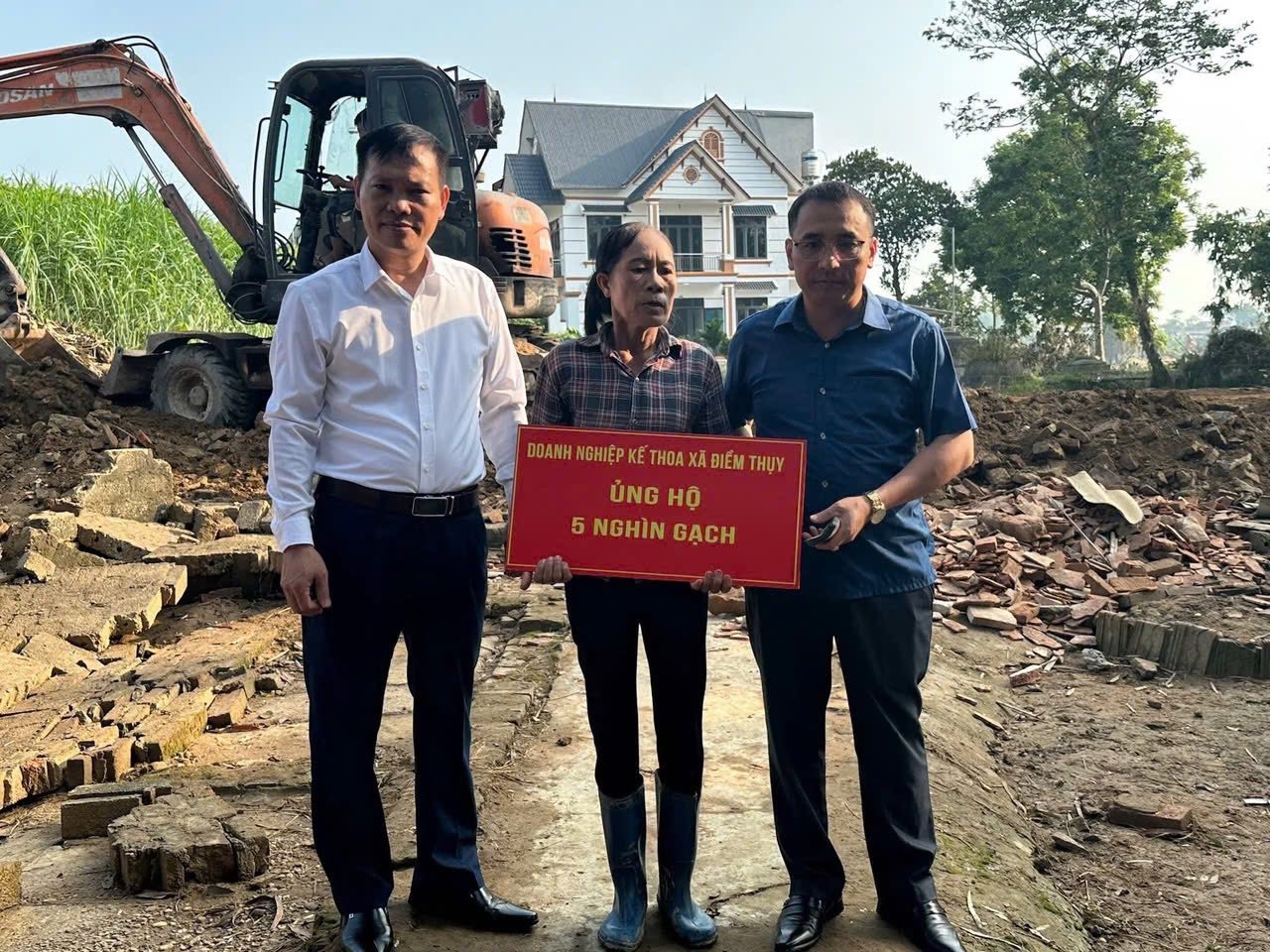 X&acirc;y nh&agrave; cho b&agrave; Trương Thị Hoạt - người phụ nữ đơn th&acirc;n, ngh&egrave;o khổ bị lũ cuốn tr&ocirc;i hết nh&agrave;, t&agrave;i sản - Ảnh 3.