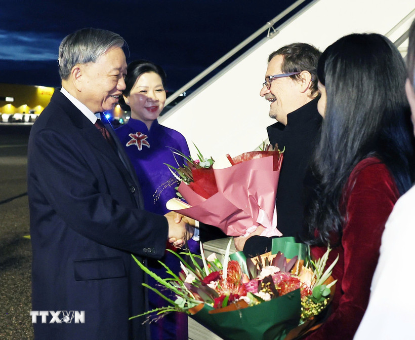 Tổng B&iacute; thư T&ocirc; L&acirc;m v&agrave; Phu nh&acirc;n tới Phần Lan - Ảnh 1.