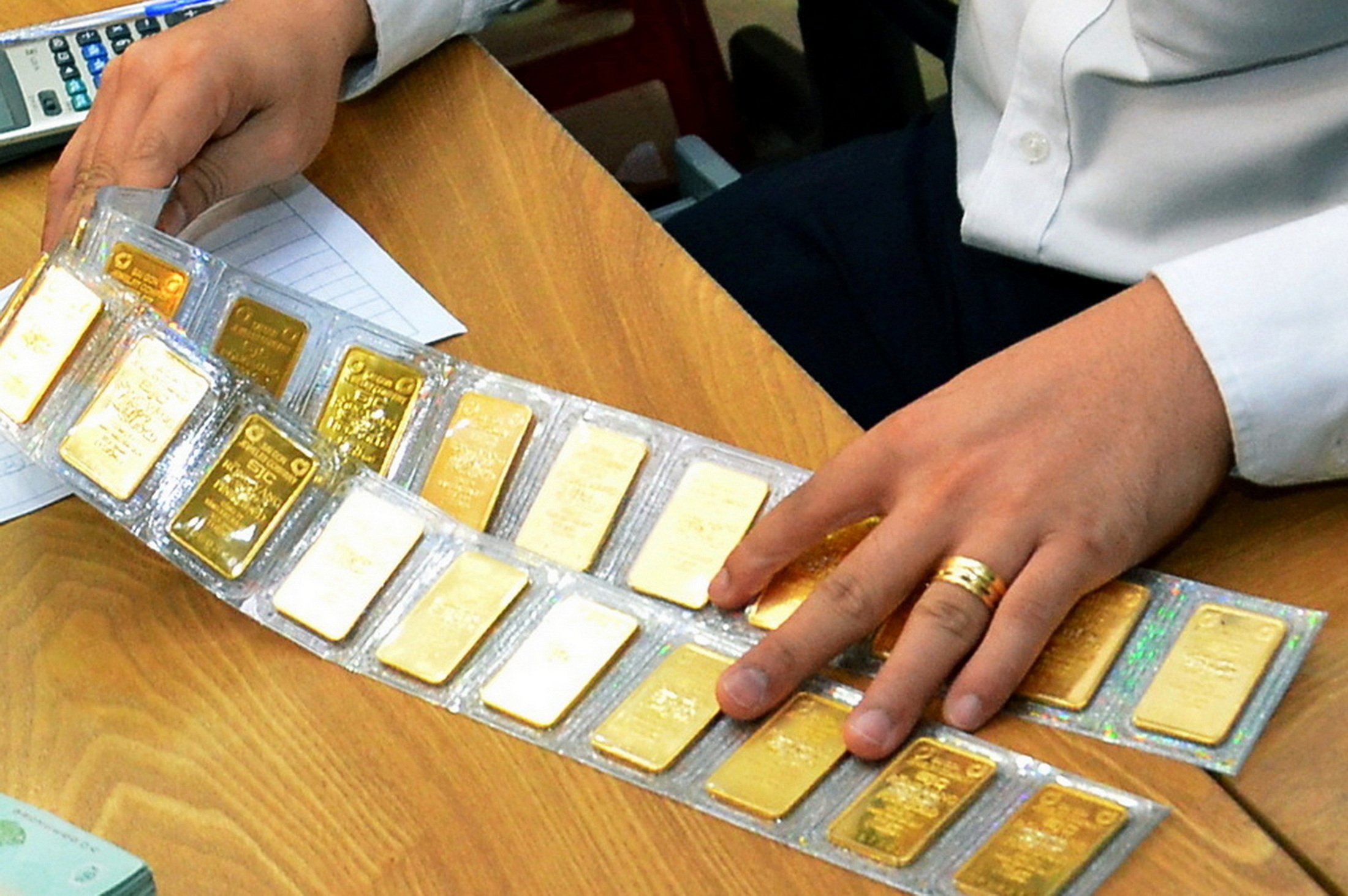Gi&aacute; v&agrave;ng h&ocirc;m nay, 21-10: Gi&aacute; v&agrave;ng thế giới tăng trở lại h&agrave;ng trăm USD - Ảnh 1.