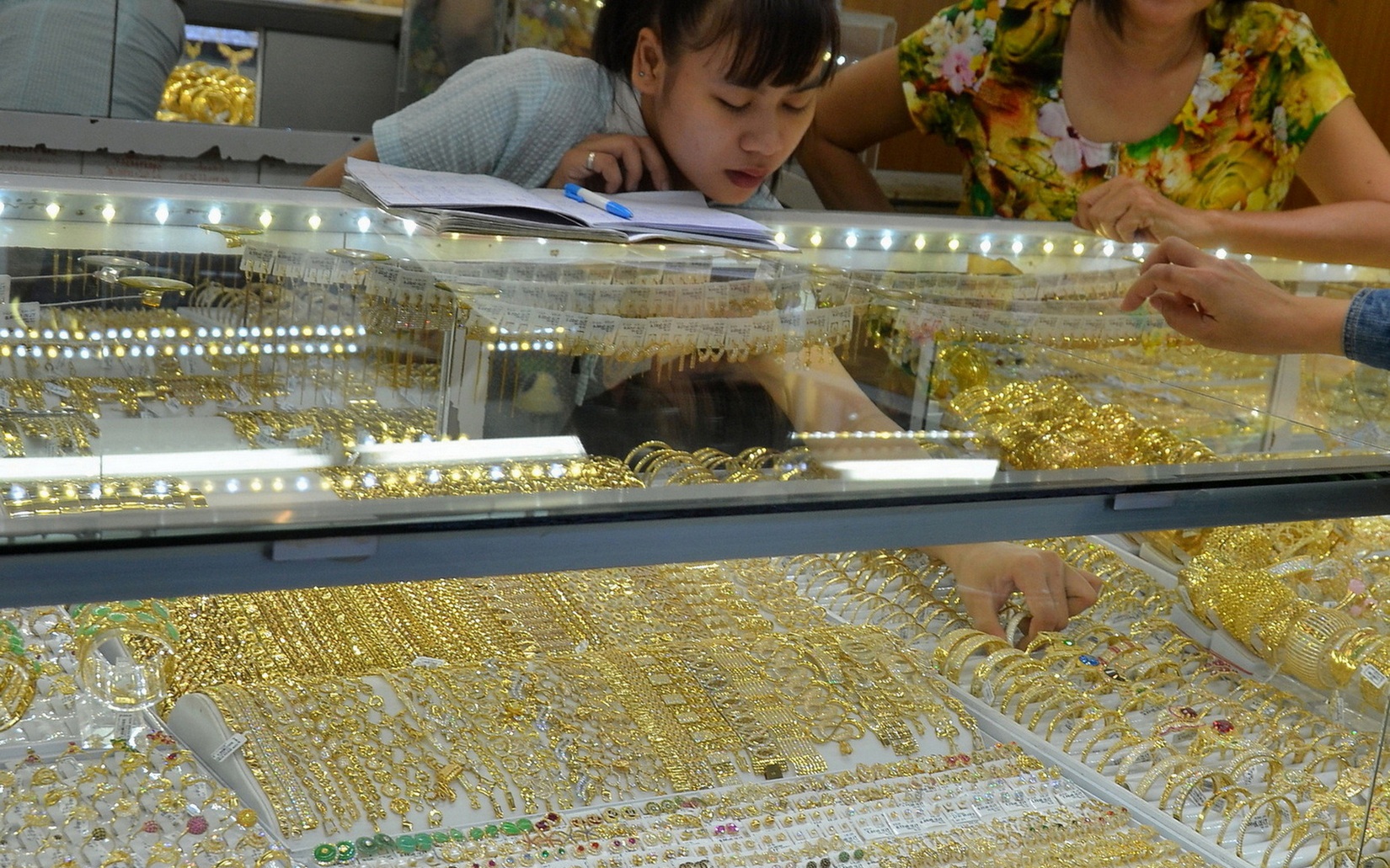 Diễn biến gi&aacute; v&agrave;ng miếng SJC ng&agrave;y 20 - 10: Ch&ecirc;nh lệch giảm đ&aacute;ng kể - Ảnh 1.