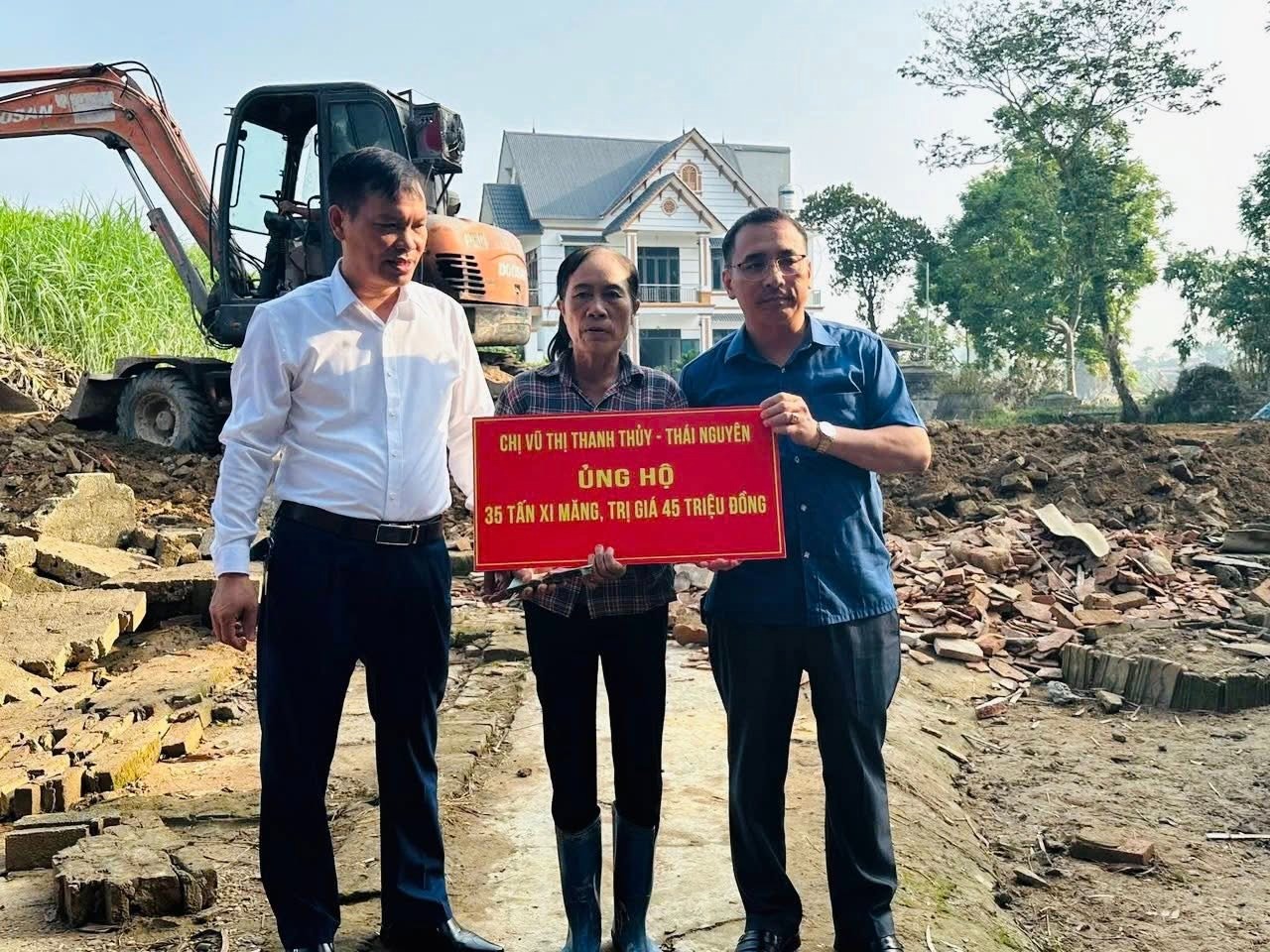 X&acirc;y nh&agrave; cho b&agrave; Trương Thị Hoạt - người phụ nữ đơn th&acirc;n, ngh&egrave;o khổ bị lũ cuốn tr&ocirc;i hết nh&agrave;, t&agrave;i sản - Ảnh 2.