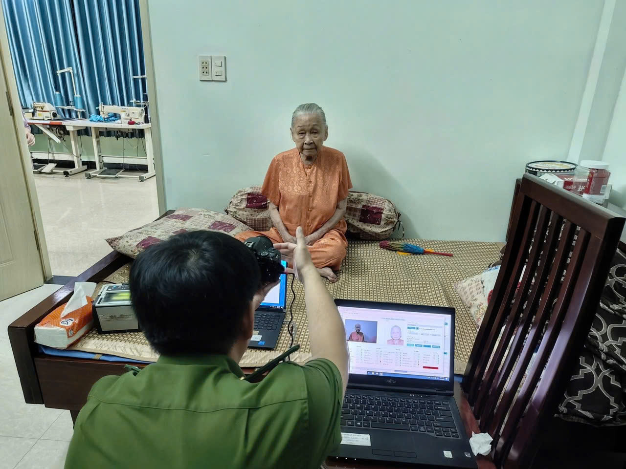 Ấm lòng cảnh làm căn cước cho cụ bà 100 tuổi - Ảnh 1.