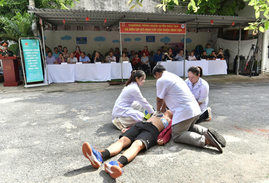 Cứu người là trên hết, trước hết! - Ảnh 1.