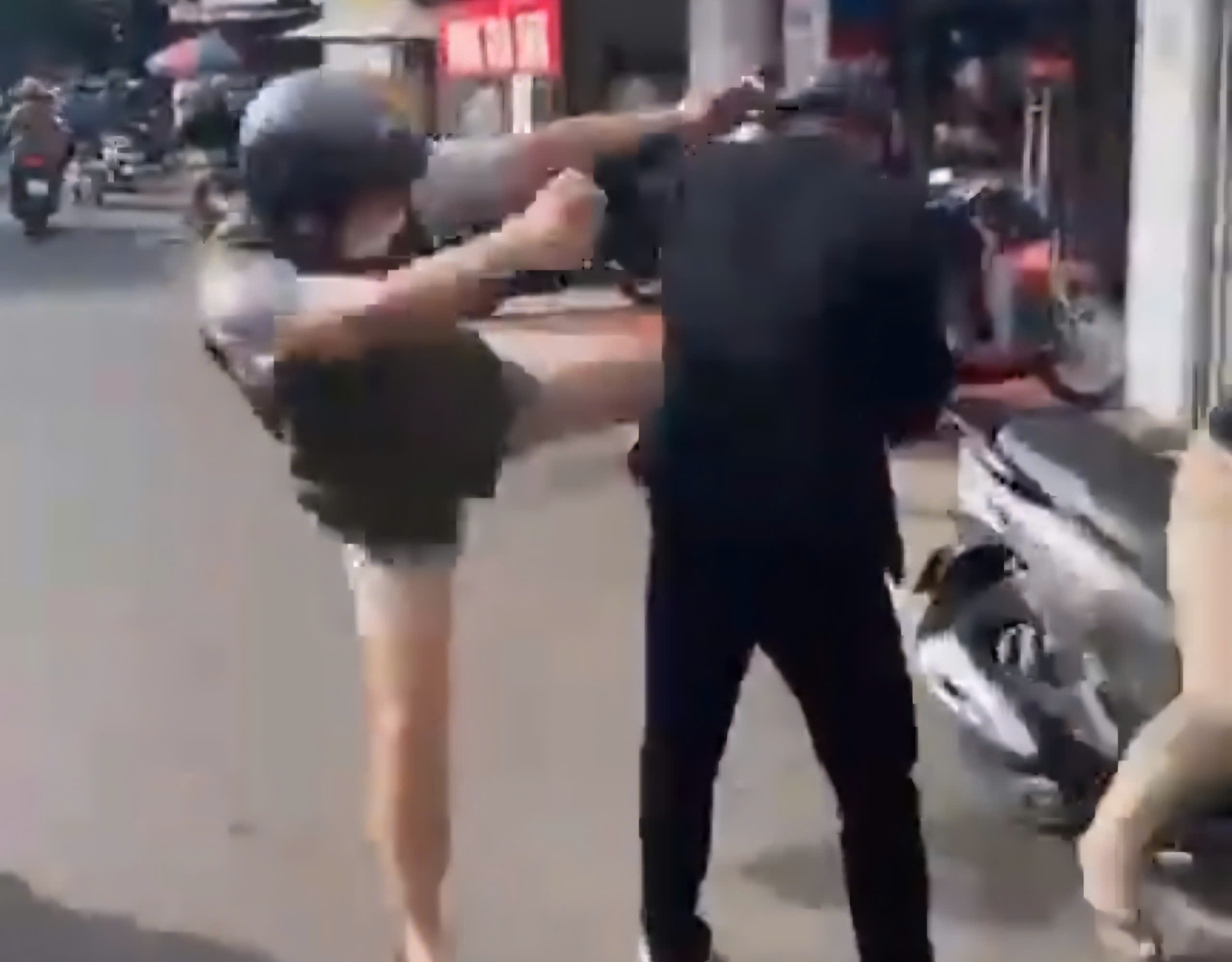 Xác định người đàn ông đánh người và đe dọa Mày biết tao là ai không? - Ảnh 1.