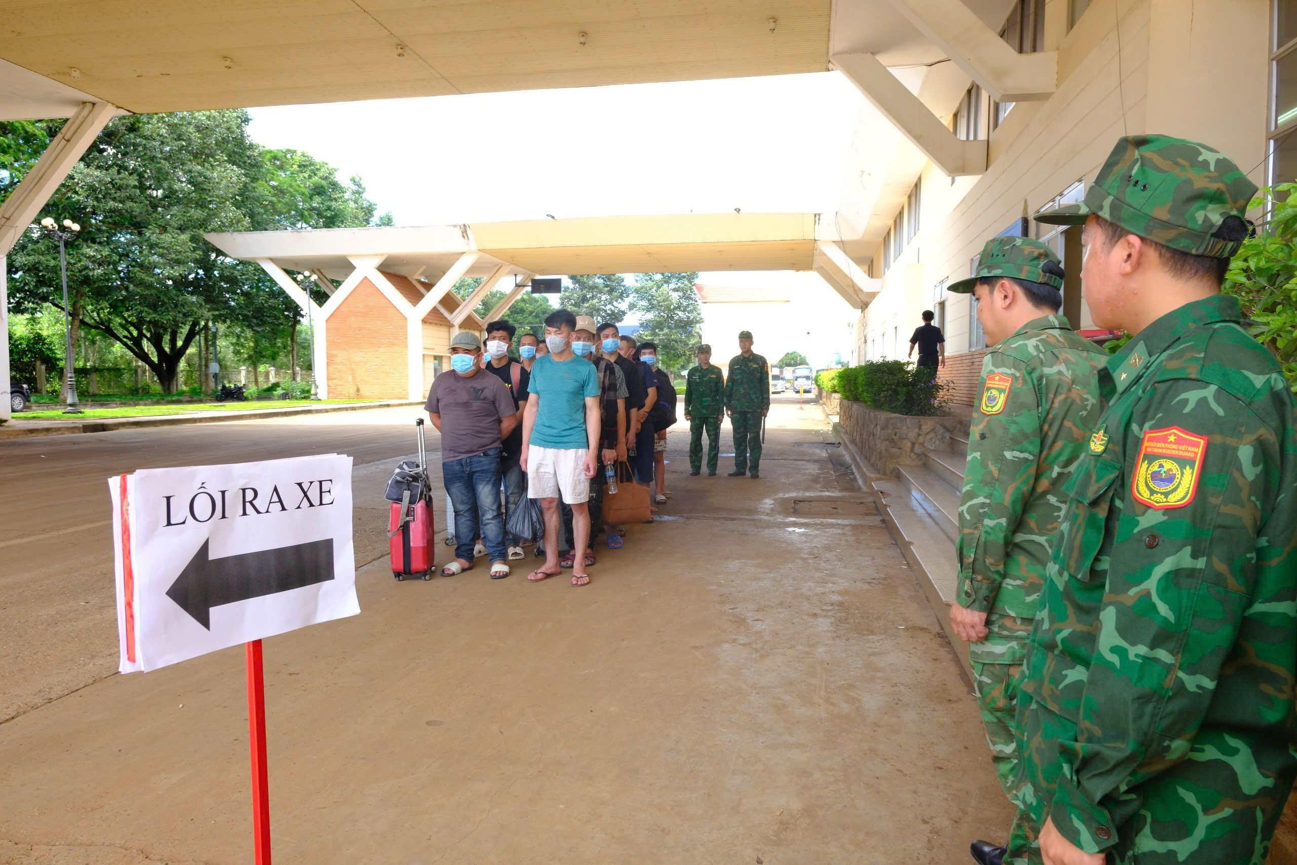 Tây Ninh tiếp nhận người trở về từ Campuchia bị lừa đảo qua biên giới - Ảnh 2.