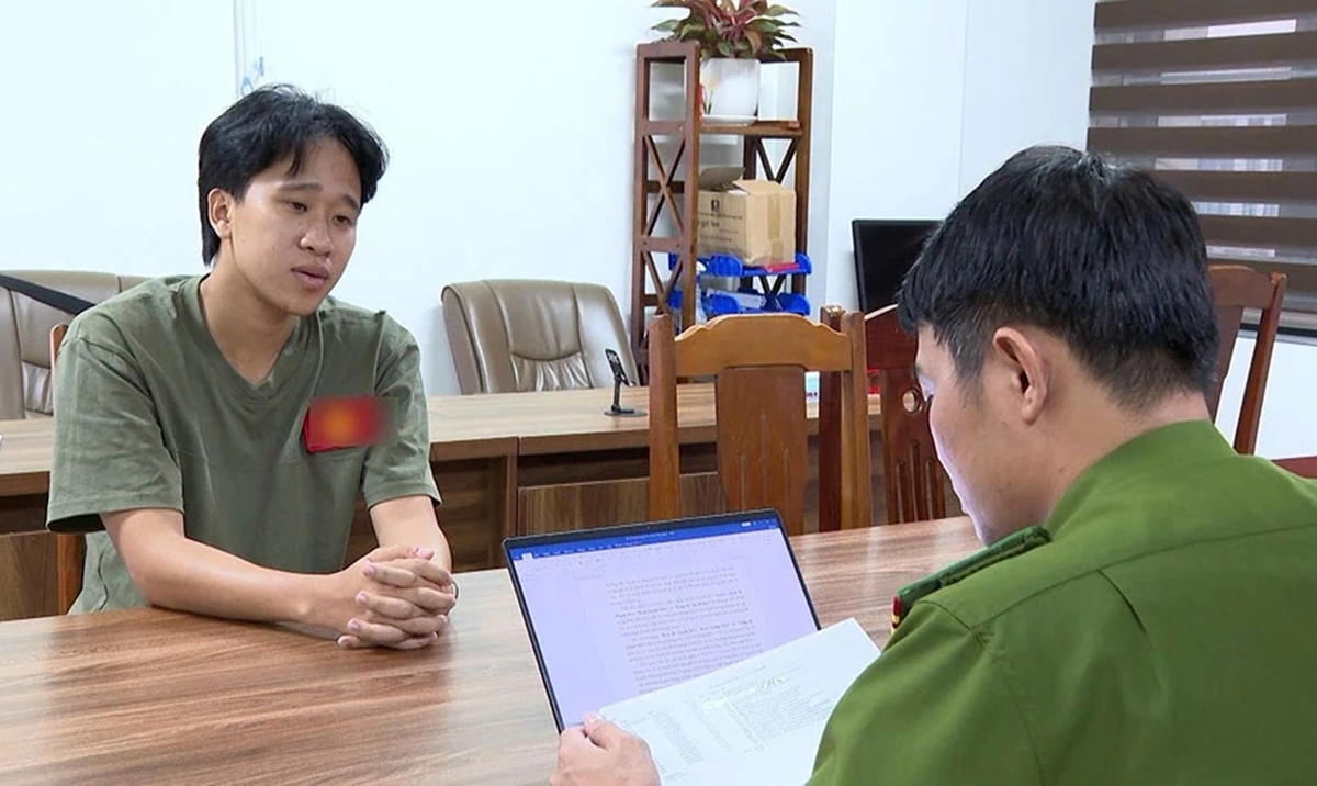 Tạm giữ h&igrave;nh sự th&agrave;nh vi&ecirc;n đo&agrave;n thiện nguyện chiếm đoạt tiền từ thiện - Ảnh 1.