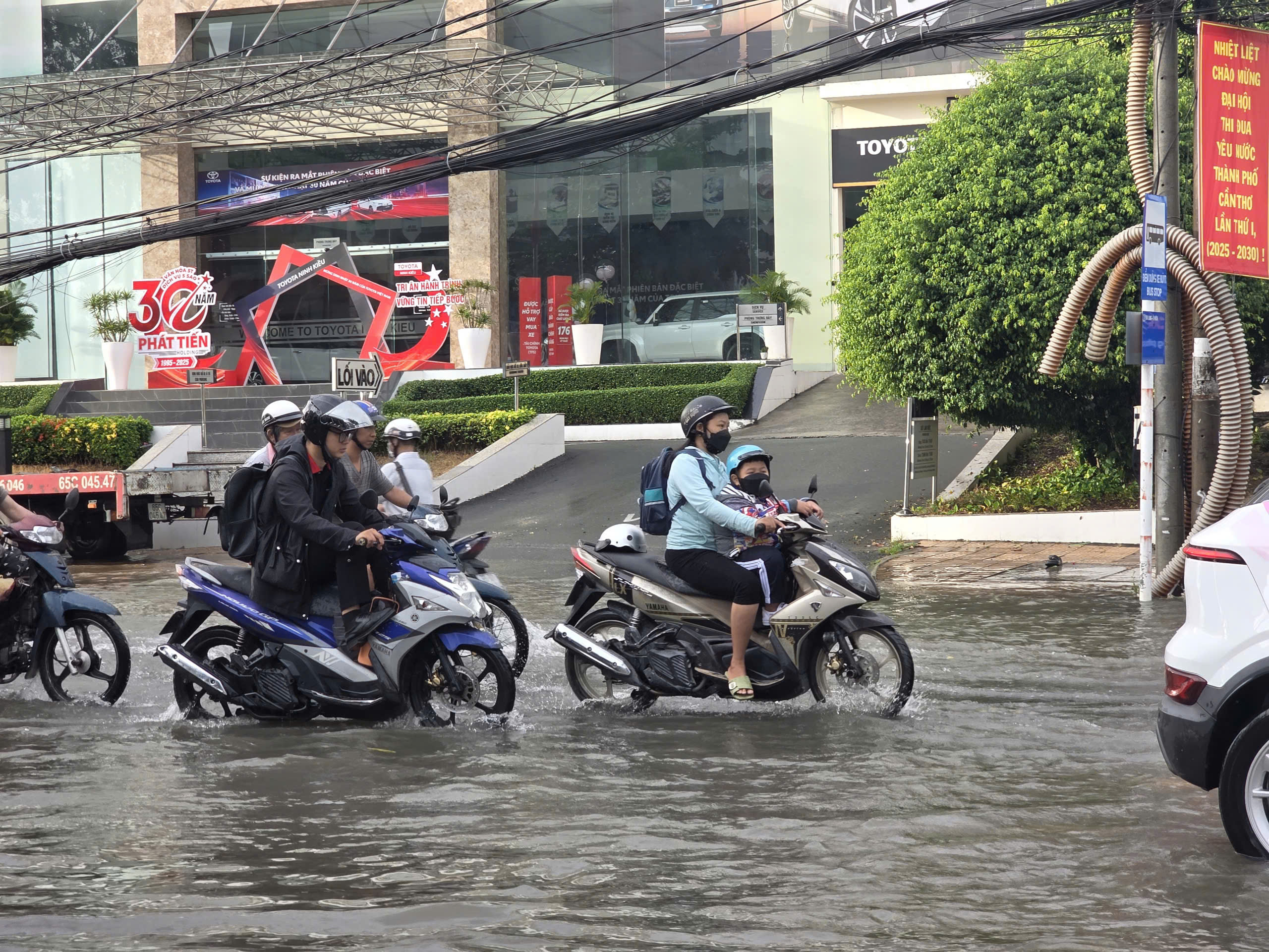 Nguyên nhân mưa lớn tại Cần Thơ gây ngập cục bộ từ đêm đến sáng - Ảnh 3.