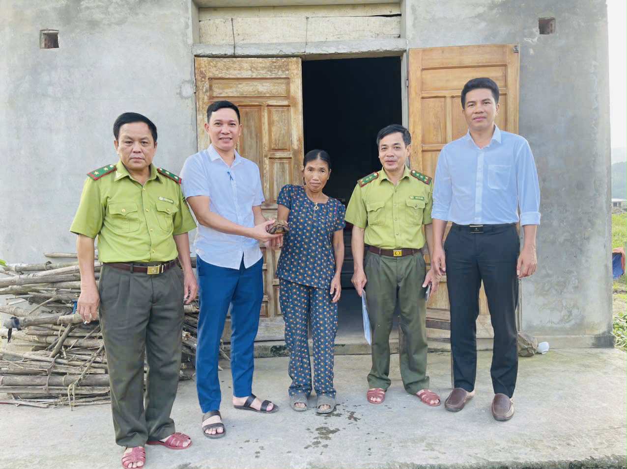 Giật mình khi thấy "vị khách lạ" bò vào nhà, không ngờ là loài quý hiếm - Ảnh 1.