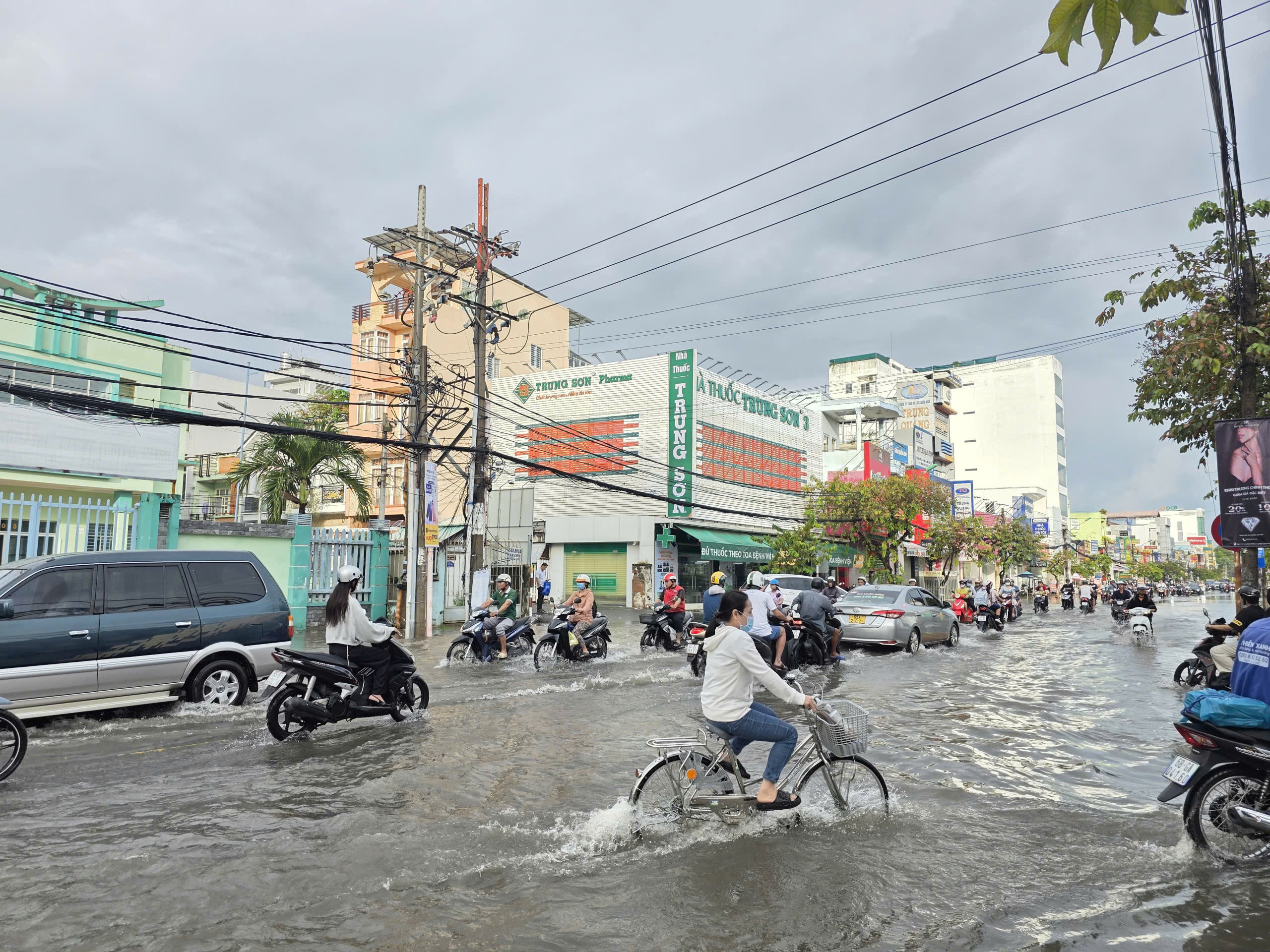 Nguyên nhân mưa lớn tại Cần Thơ gây ngập cục bộ từ đêm đến sáng - Ảnh 2.
